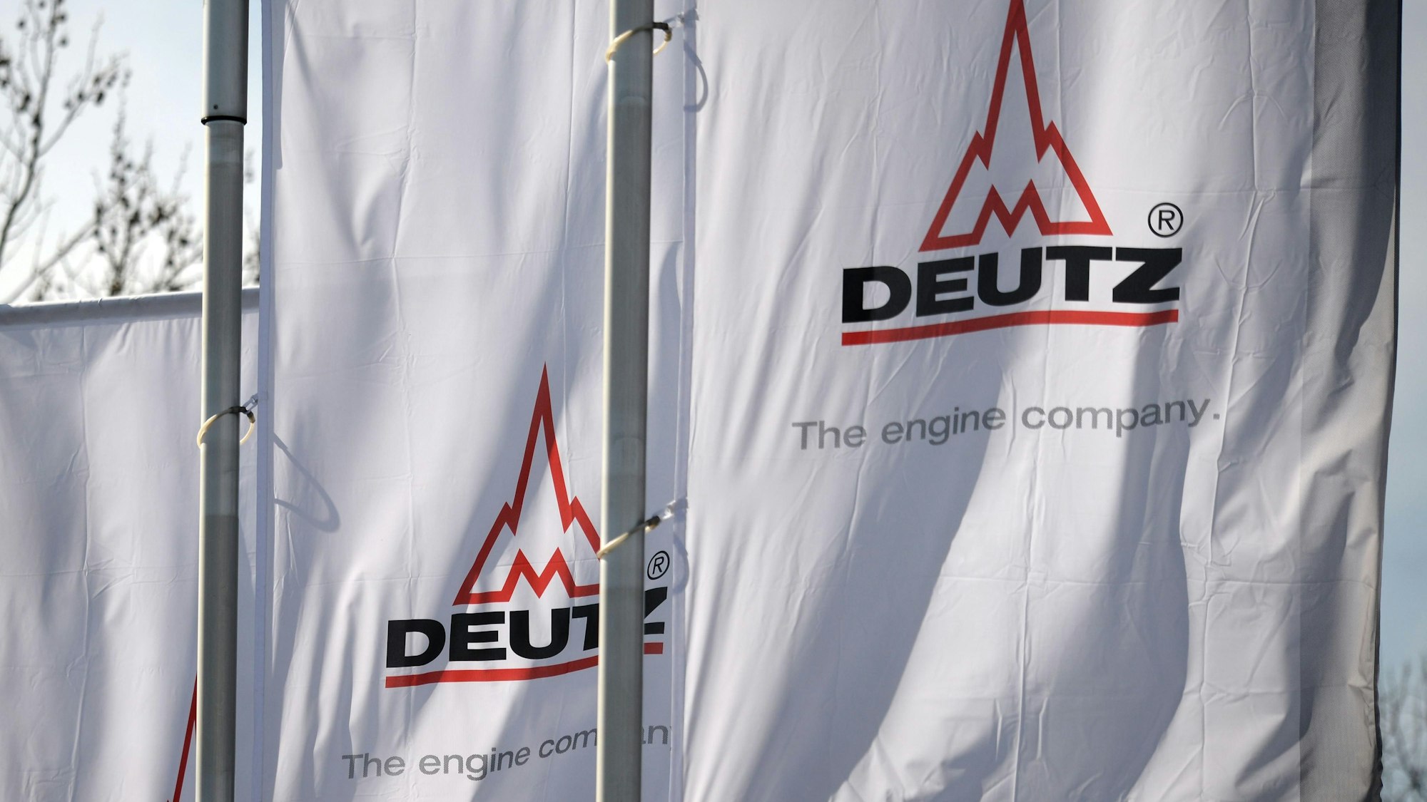 Fahnen mit dem Deutz-Logo wehen vor dem Eingang des Motorenwerkes in Köln.