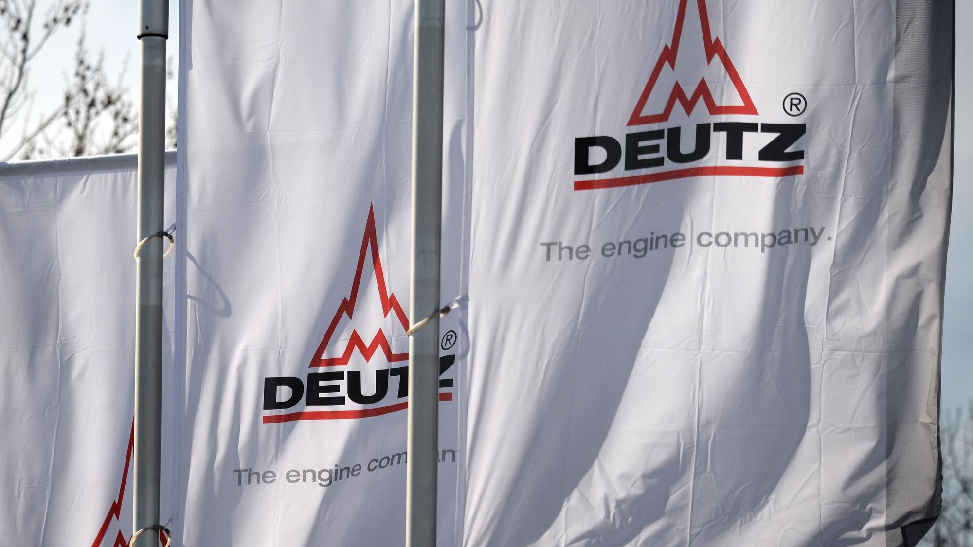 Fahnen mit dem Deutz-Logo wehen vor dem Eingang des Kölner Motorenwerkes der Firma.