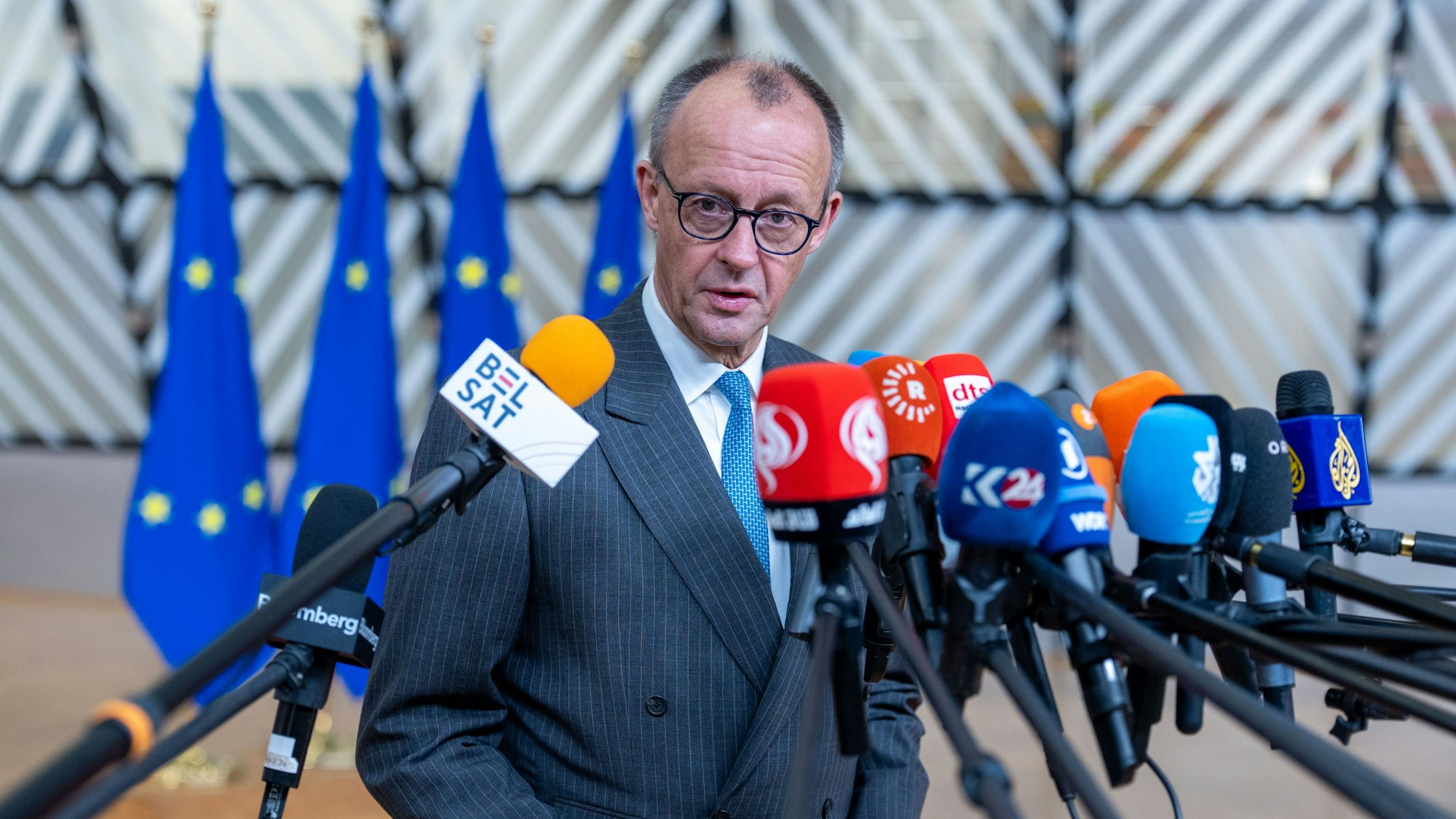 Bundeskanzler Friedrich Merz beim EU-Gipfel. Merz will den belgischen Premierminister Bart De Wever in der Frage der Russland-Milliarden umstimmen.