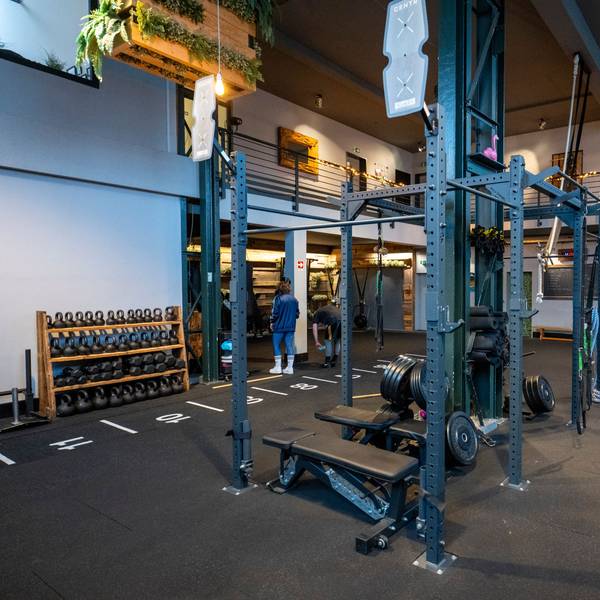 Eine loftartige Trainingsfläche mit Fitnessgeräten