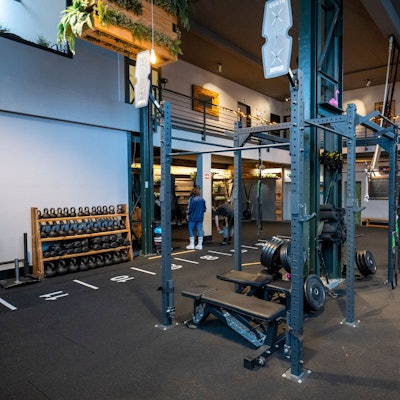 Eine loftartige Trainingsfläche mit Fitnessgeräten