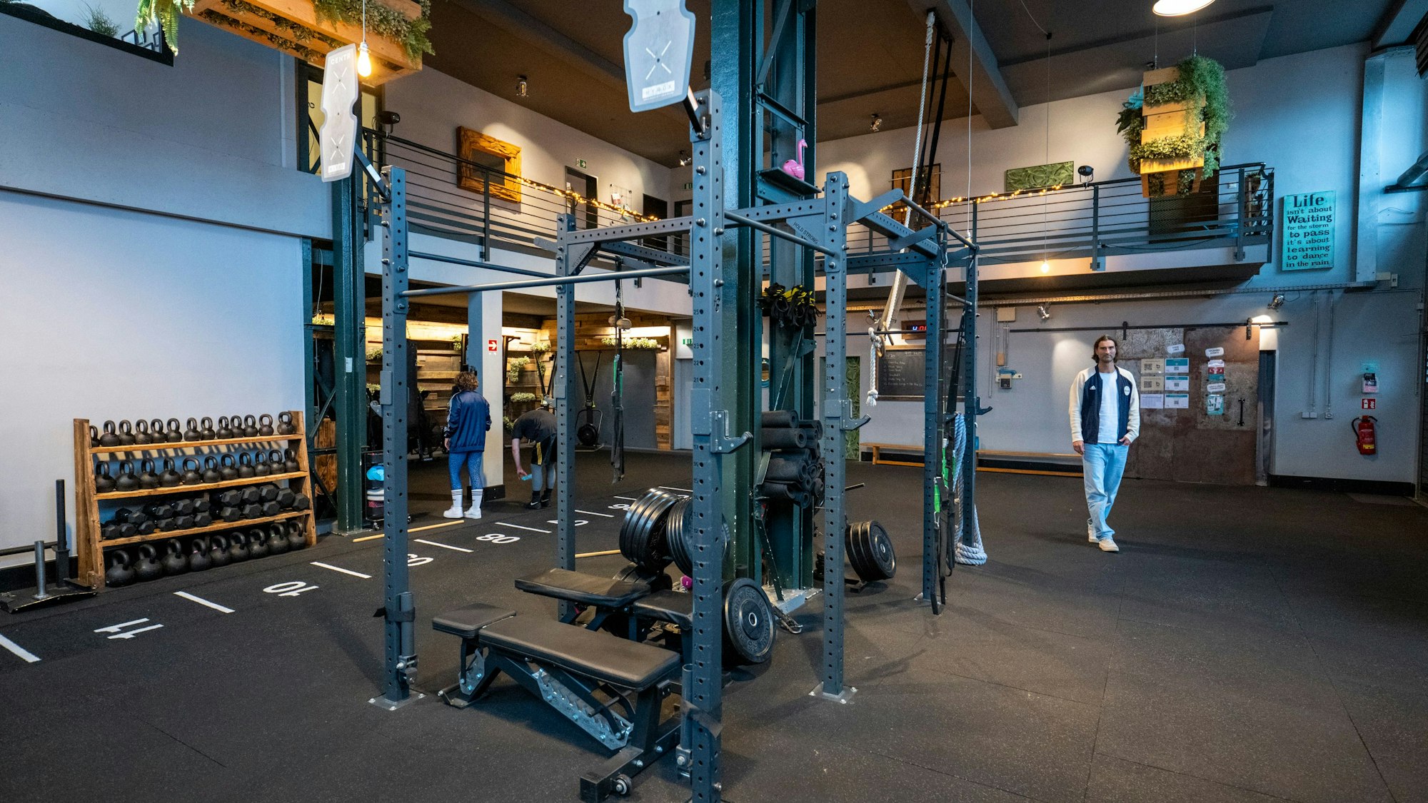 Eine loftartige Trainingsfläche mit Fitnessgeräten