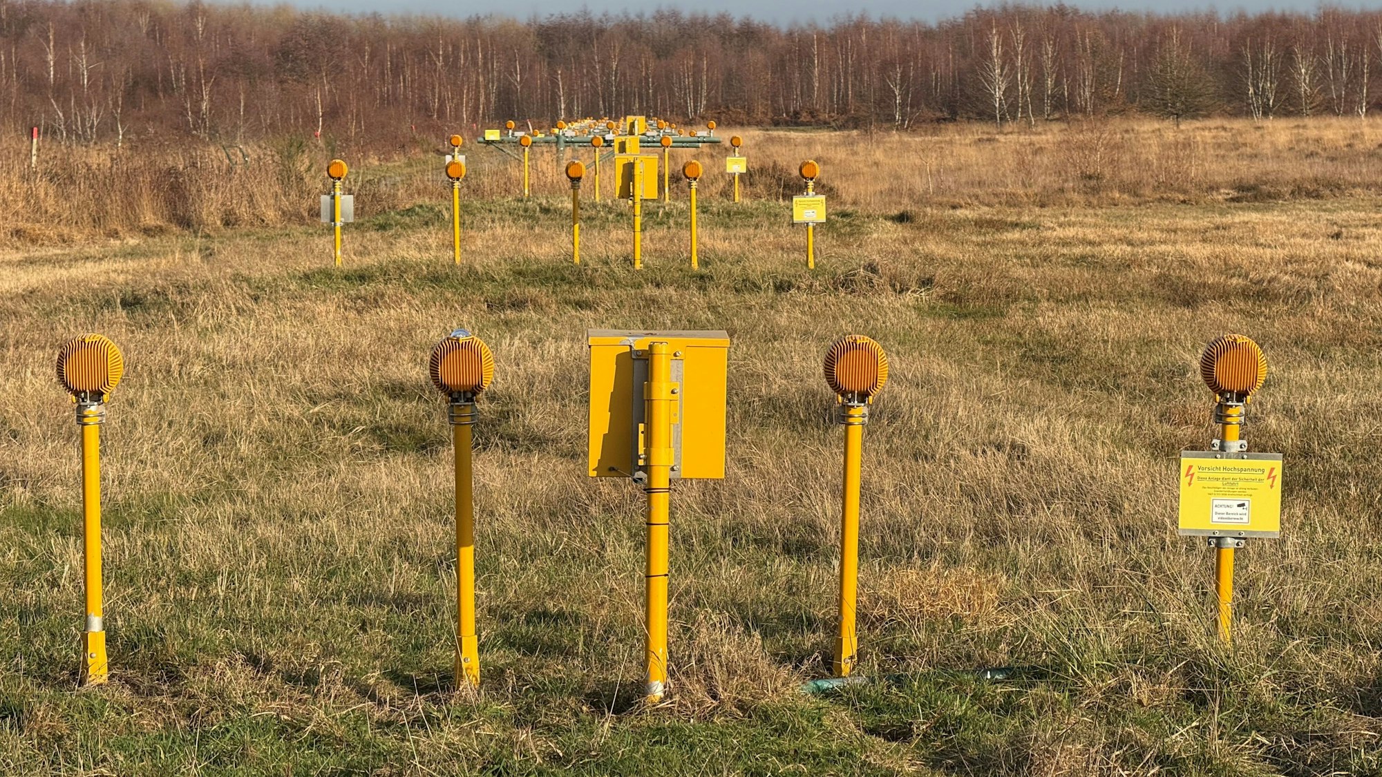Die Wanderung führt quer über die Anflugschneise einer der drei Landebahnen des Flughafens.