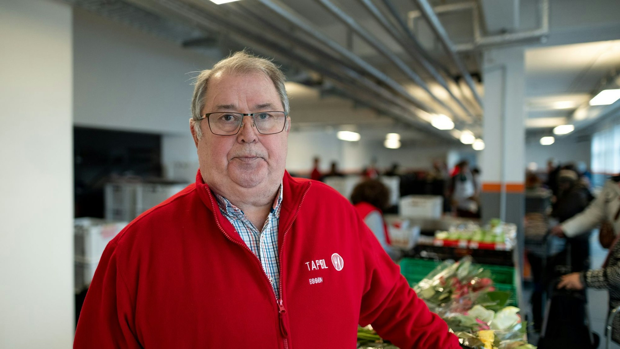 Viel Engagement, moderne Logistik - und trotzdem eine lange Warteliste: Erfahrungen des Essener Tafelchefs Jörg Sartor.