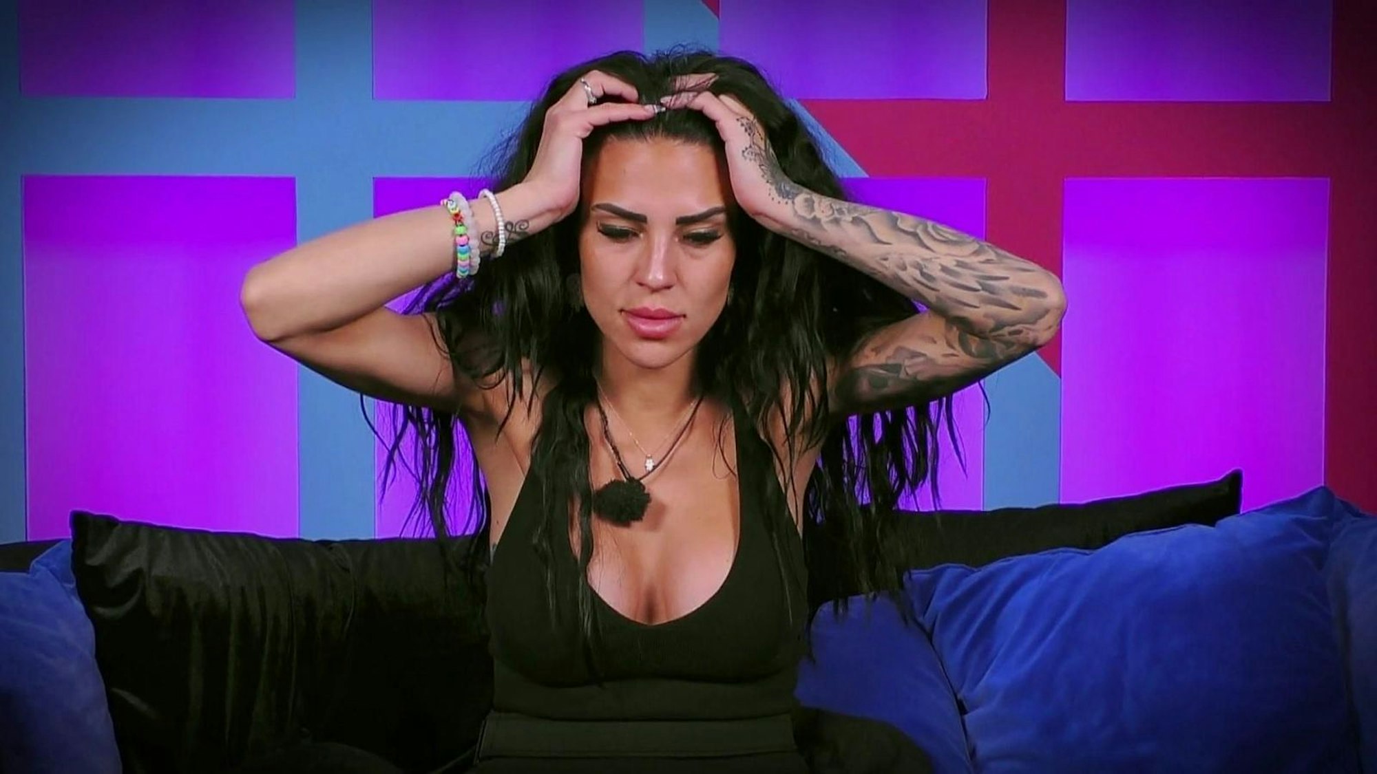 Elena Miras ist verwirrt: „Ich vertraue hier niemandem mehr.“ (Bild: RTL)