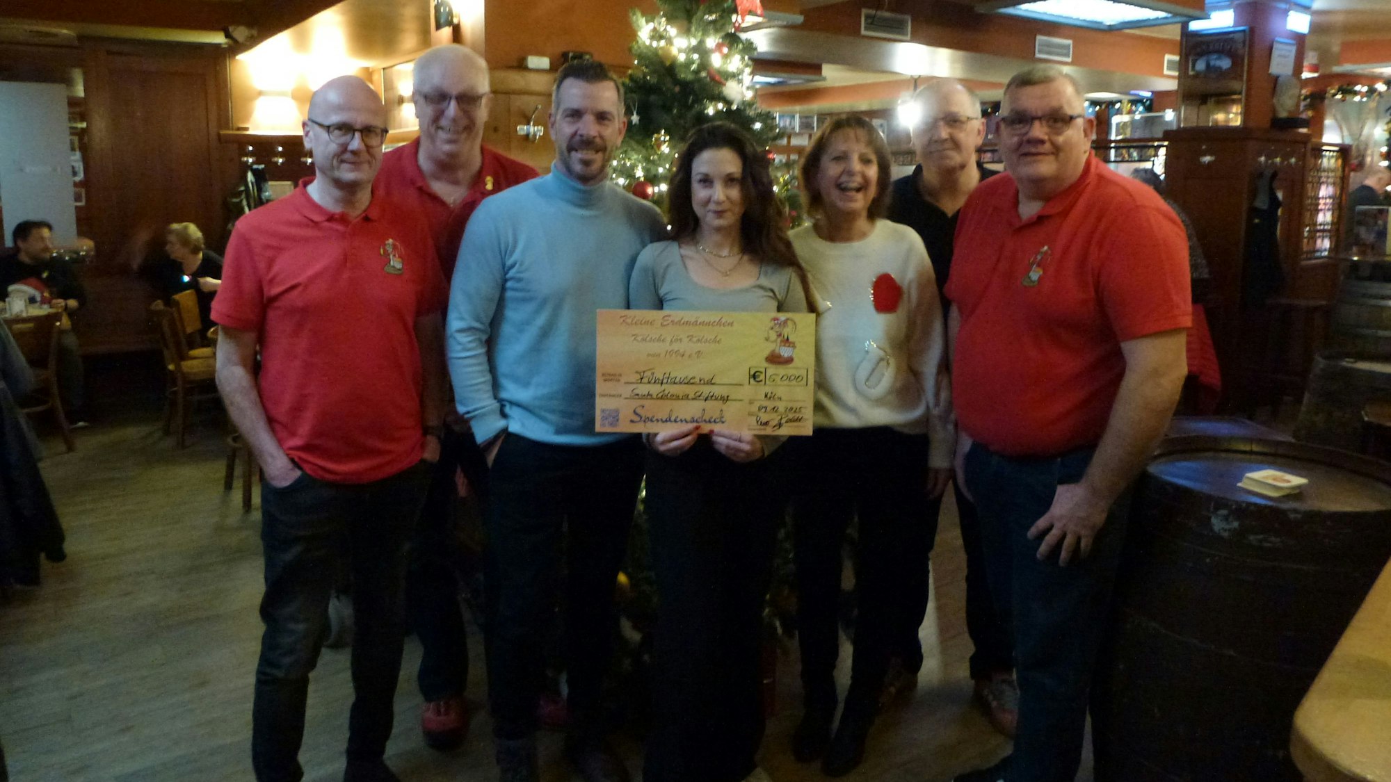 Karnevalisten von Kleine Erdmännchen und Künstlerpaar Nadine und Torben Klein von Santa Colonia Stiftung im Stapelhaus am Dom