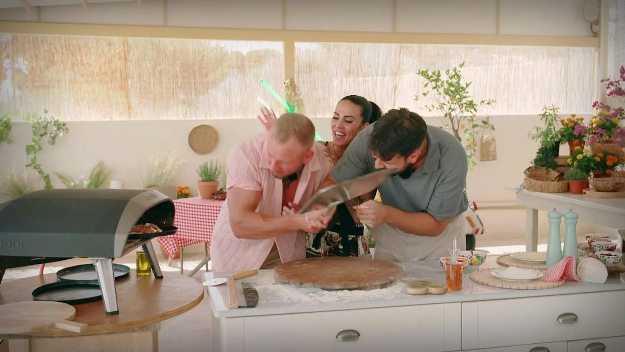 Die Pizza brennt! Johannes und David versuchen, das Essen und das Date zu retten. (Bild: RTL)