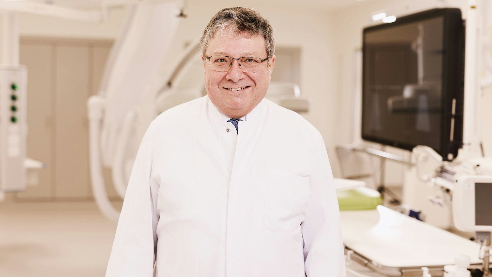Direktor Prof. Dr. Peter Schwimmbeck im Klinikum Leverkusen.