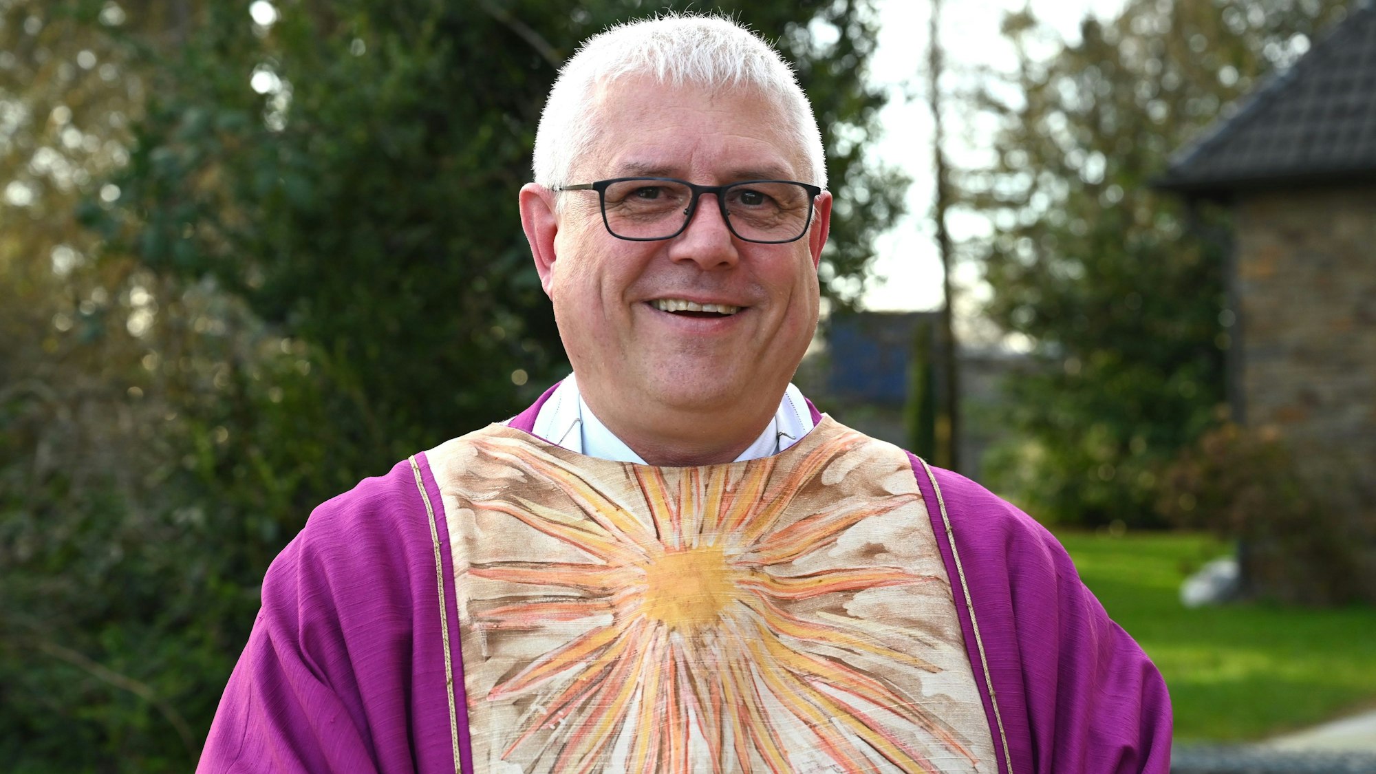 Ein katholischer Priester in violettem Gewand.