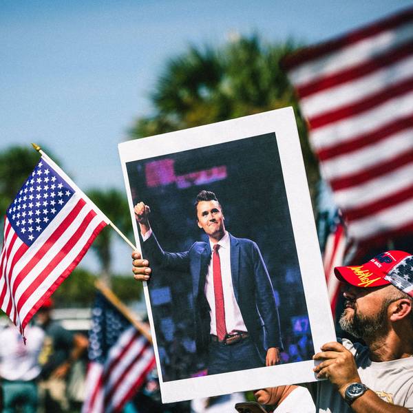 Unterstützer von Charlie Kirk halten sein Bild hoch.