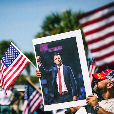 Unterstützer von Charlie Kirk halten sein Bild hoch.