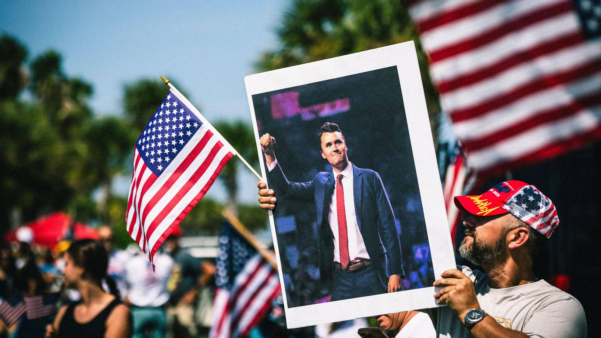 Unterstützer von Charlie Kirk halten sein Bild hoch.