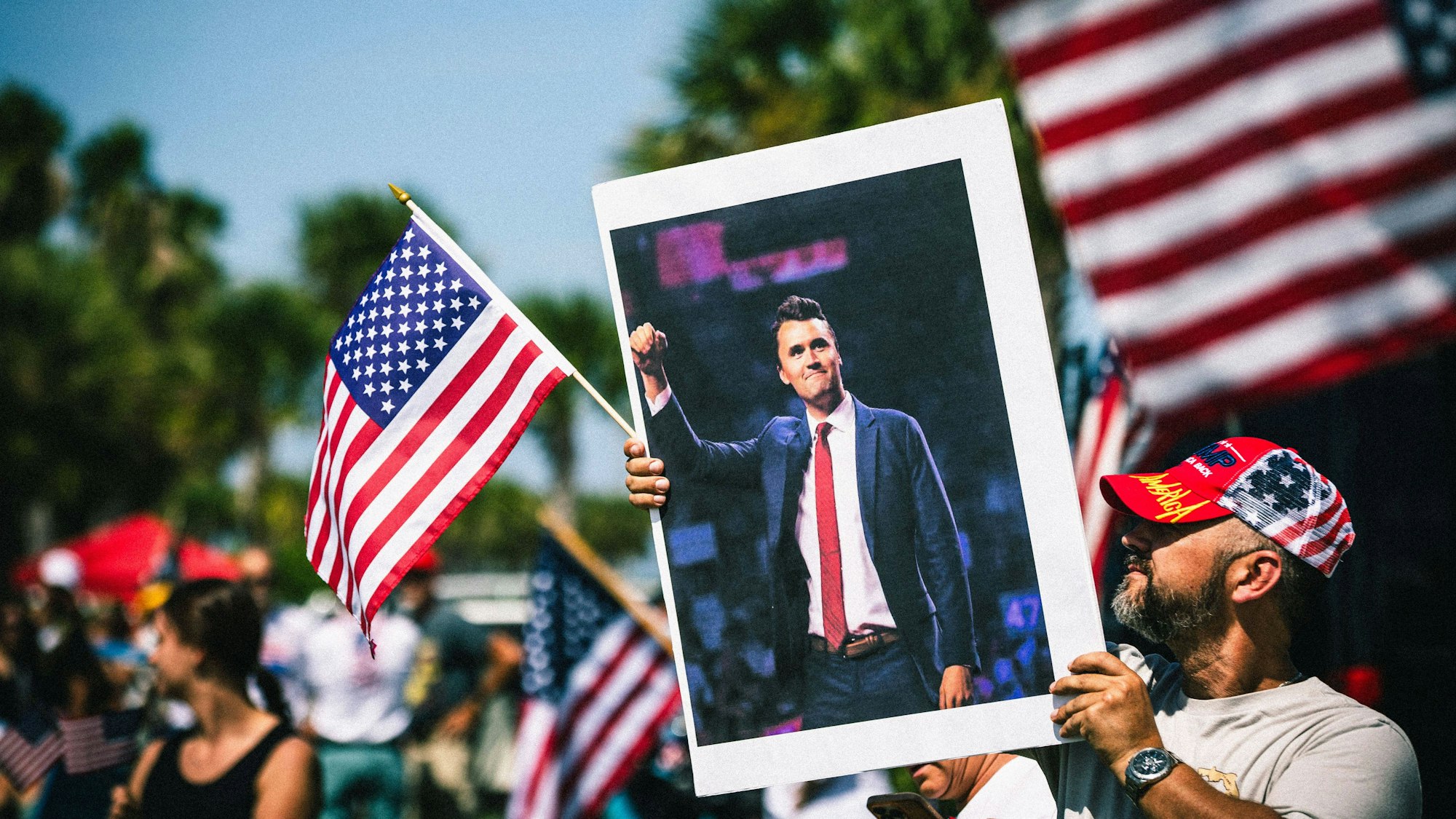 Unterstützer von Charlie Kirk halten sein Bild hoch.