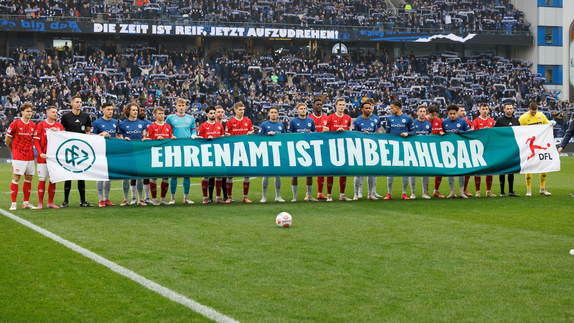 Spieler von Arminia Bielefeld und dem 1. FC Kaiserslautern präsentierten am 16. Spieltag der 2. Bundesliga vor Spielbeginn das Transparent „Ehrenamt ist unbezahlbar“.