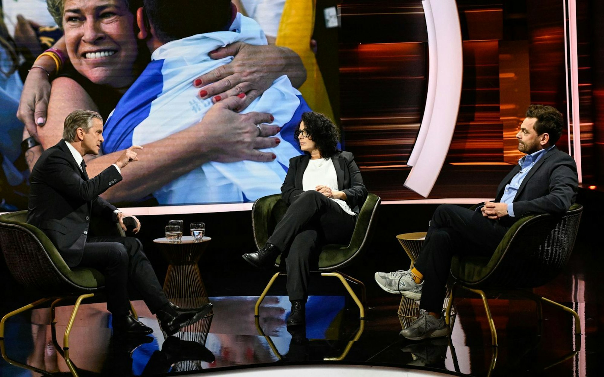 Autorin Jouanna Hassoun und Sozialunternehmer Shai Hoffmann (rechts) blickten in „Markus Lanz - Das Jahr 2025“ kritisch auf die Lage in Nahost. (Bild: ZDF und Markus Hertrich)