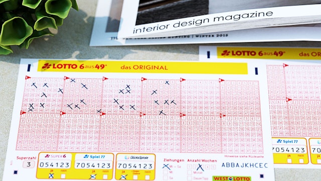 Ein LOTTO 6aus49 Los liegt auf einem Tisch