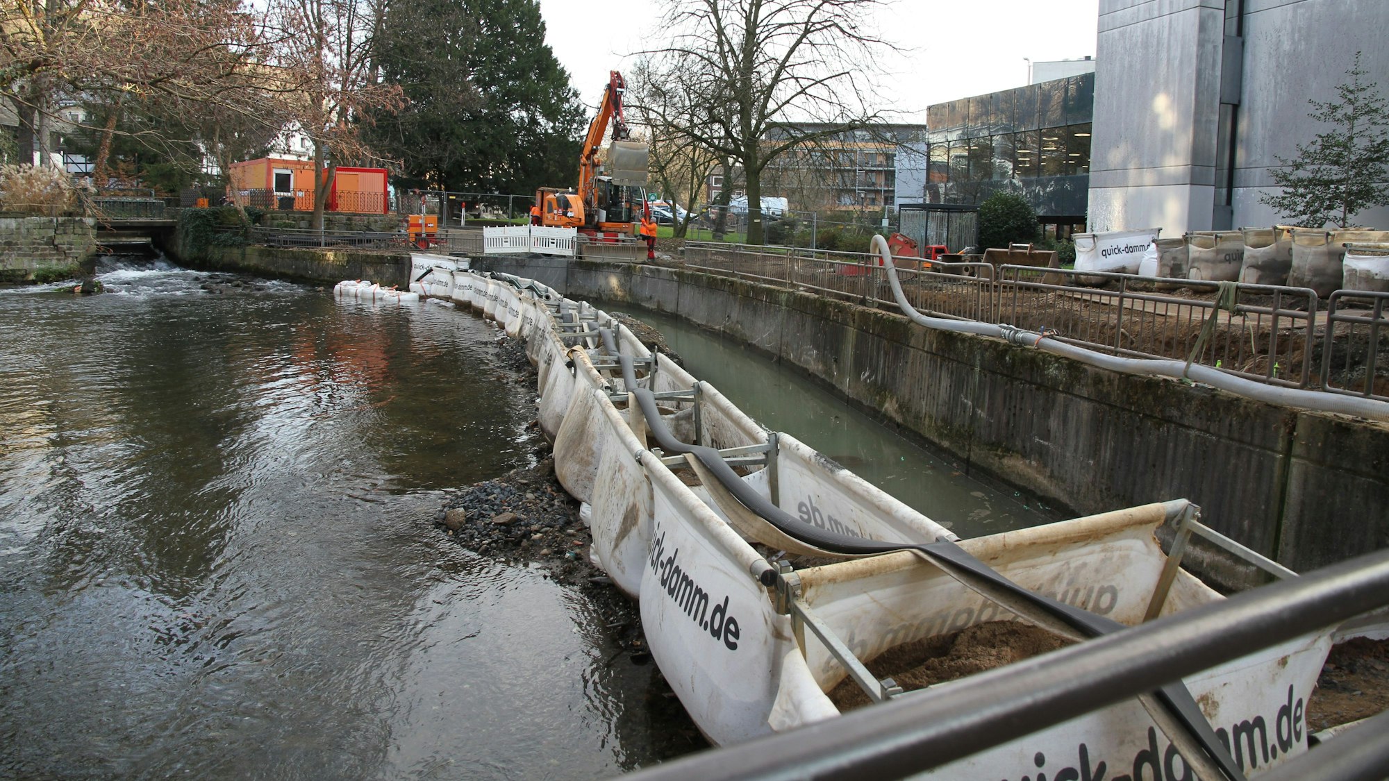 Baustelle für eine Sitztreppenanlage am Mühlengraben