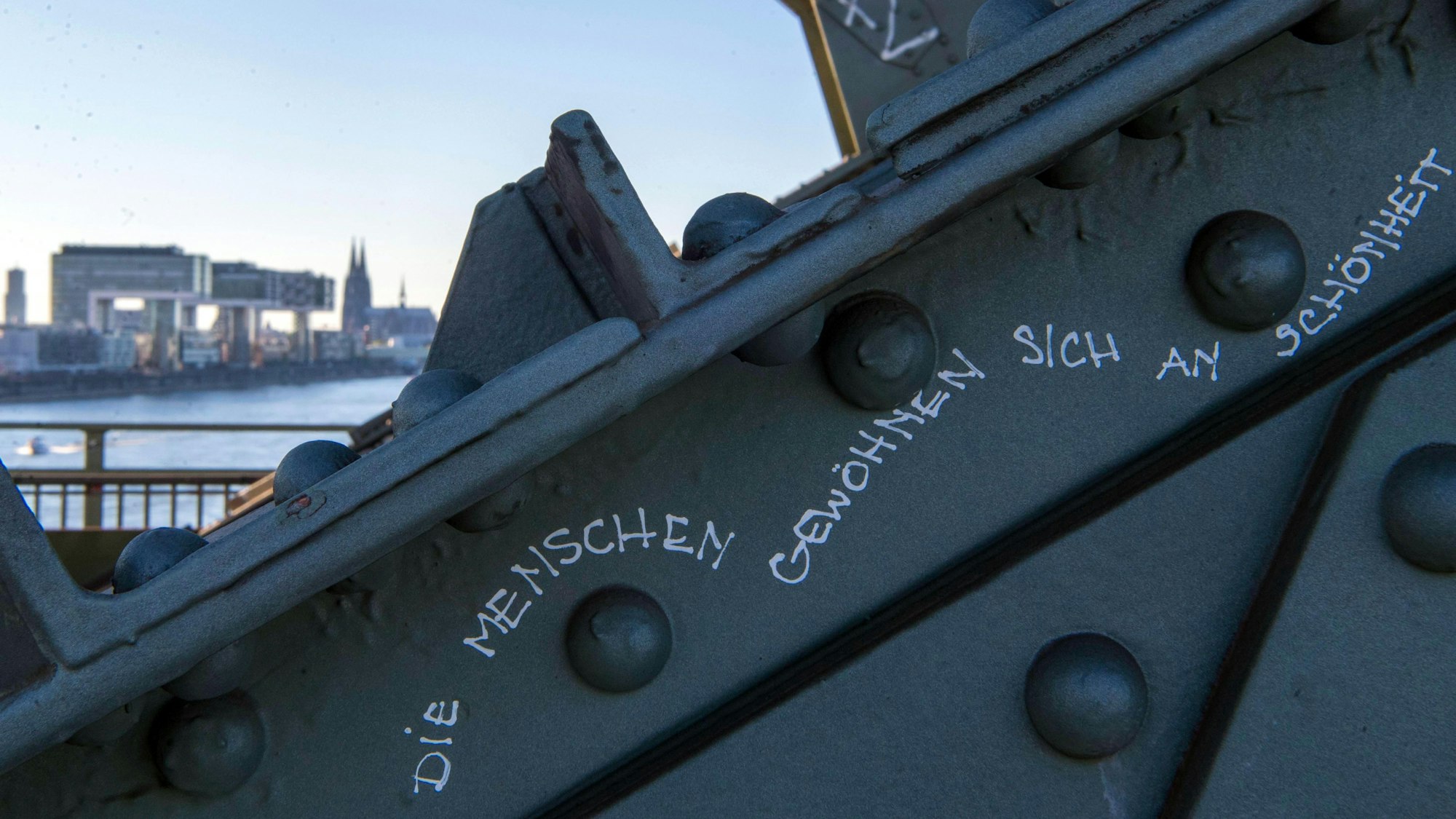 Das Bild zeigt einen kleinen Teil der Südbrücke. Im Hintergrund sind die Kranhäuser und der Kölner Dom zu sehen.
