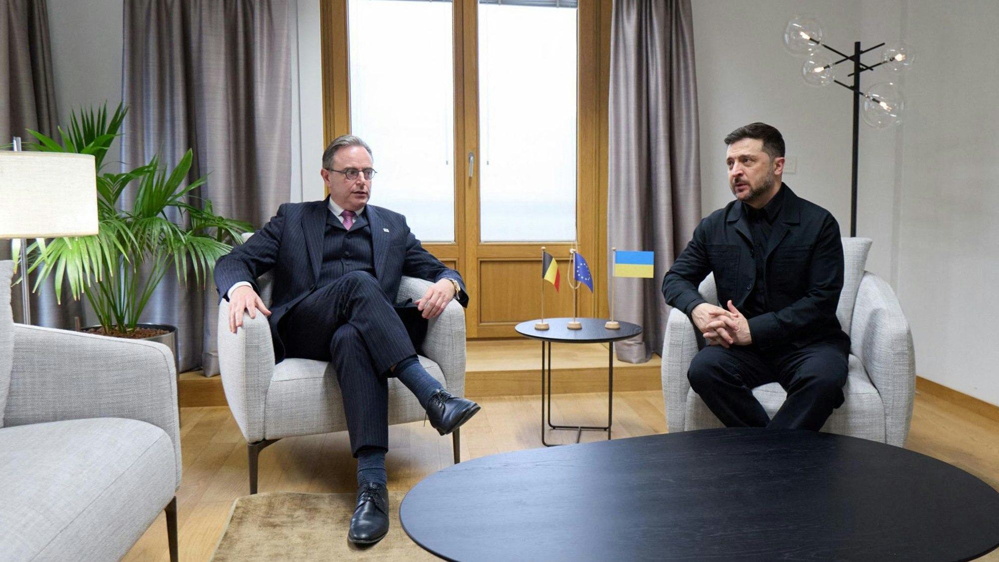 Wolodymyr Selenskyj (r.) und der belgische Premierminister Bart De Wever am Donnerstag in Brüssel
