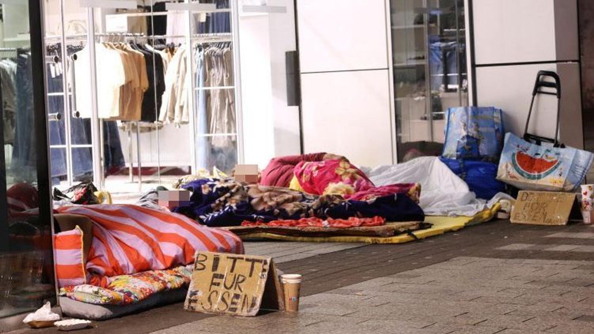 Bettler übernachten vor einem Geschäft auf der Hohe Straße.