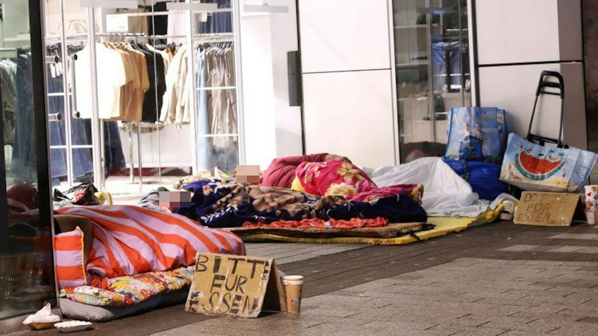 Bettler übernachten vor einem Geschäft auf der Hohe Straße.