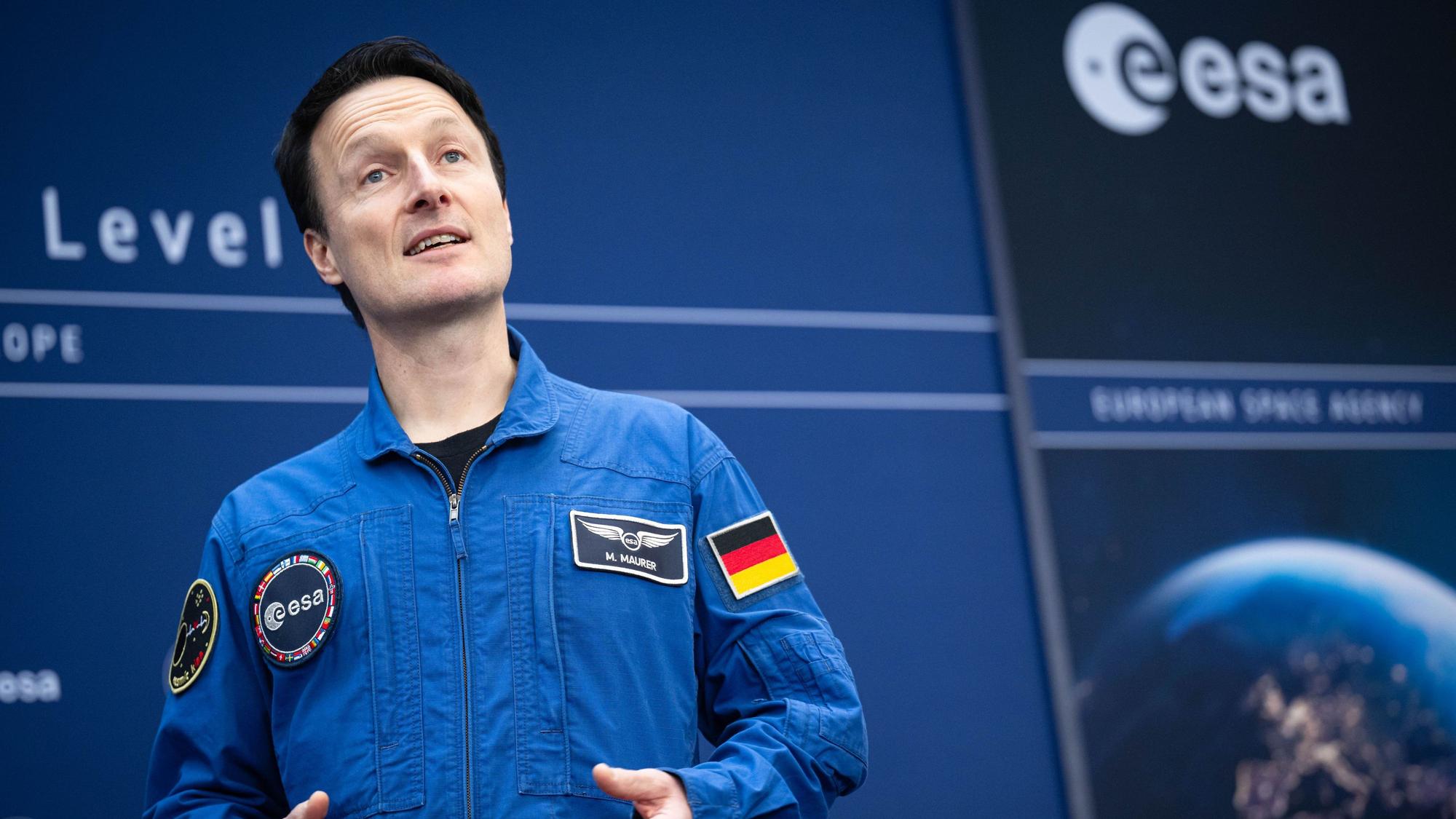 Astronaut Matthias Maurer im blauen Astronauten-Anzug bei der Esa-Ministerratstagung.