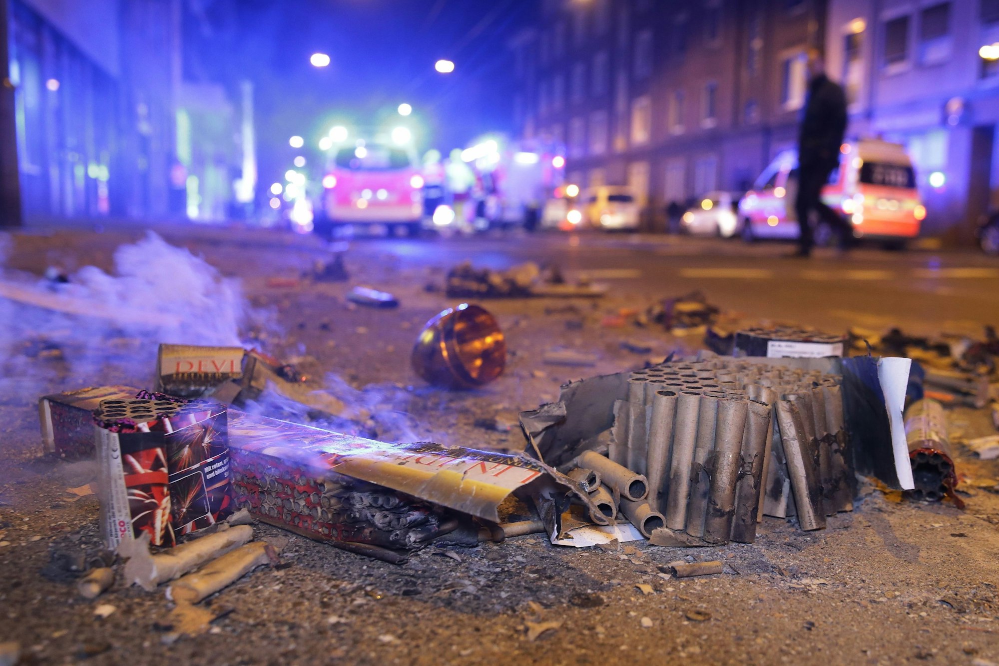 Abgebrannte Böller liegen in der Silvesternacht auf der Straße in Düsseldorf. (Archivfoto)