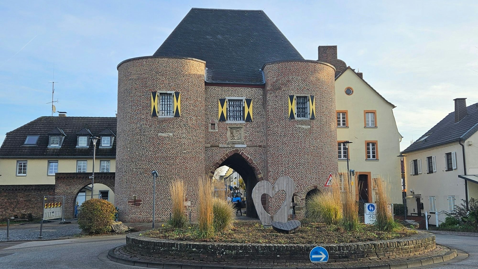 Zu sehen ist das mittelalterliche Aachener Tor in Bergheim.