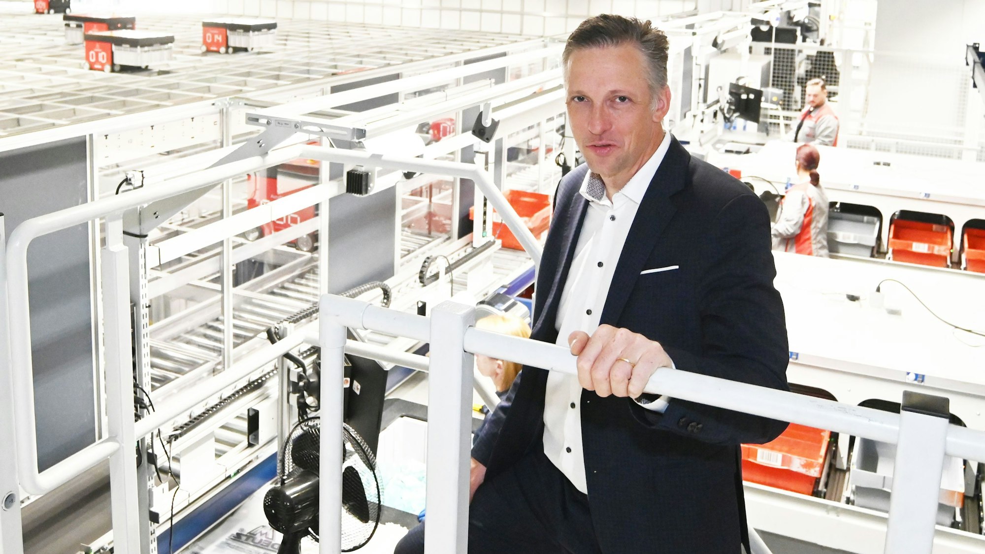 Deutz-CEO Sebastian Schulte bei der Besichtigung eines neuen automatischen Lagersystems im Deutz-Servicezentrum in Kalk.