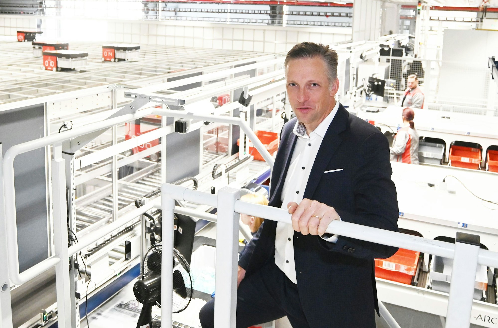 Deutz-CEO Sebstian Schulte im neuen automatischen Lagersystems von Deutz in Kalk.