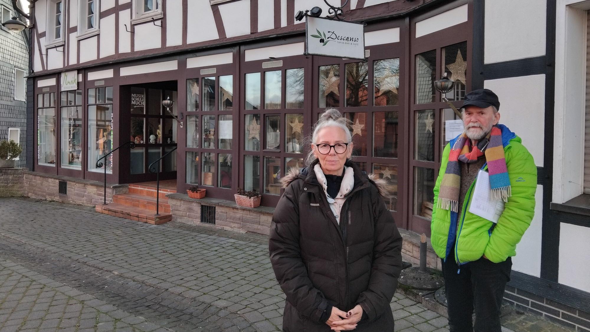Gibt es eine Rettung für das Descanso? Wirtin Monika Weyer und Rolf Scheider vor dem Lokal auf dem Mucher Kirchplatz.