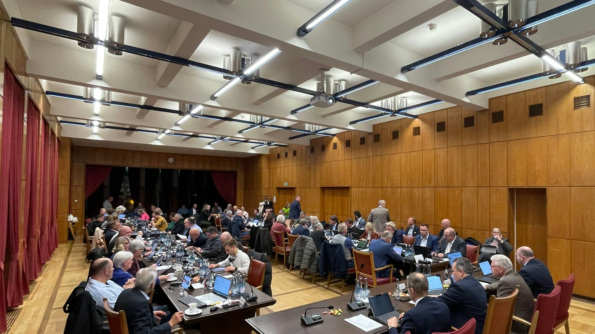 Ein Blick in den voll besetzten Ratssaal in Euskirchen.