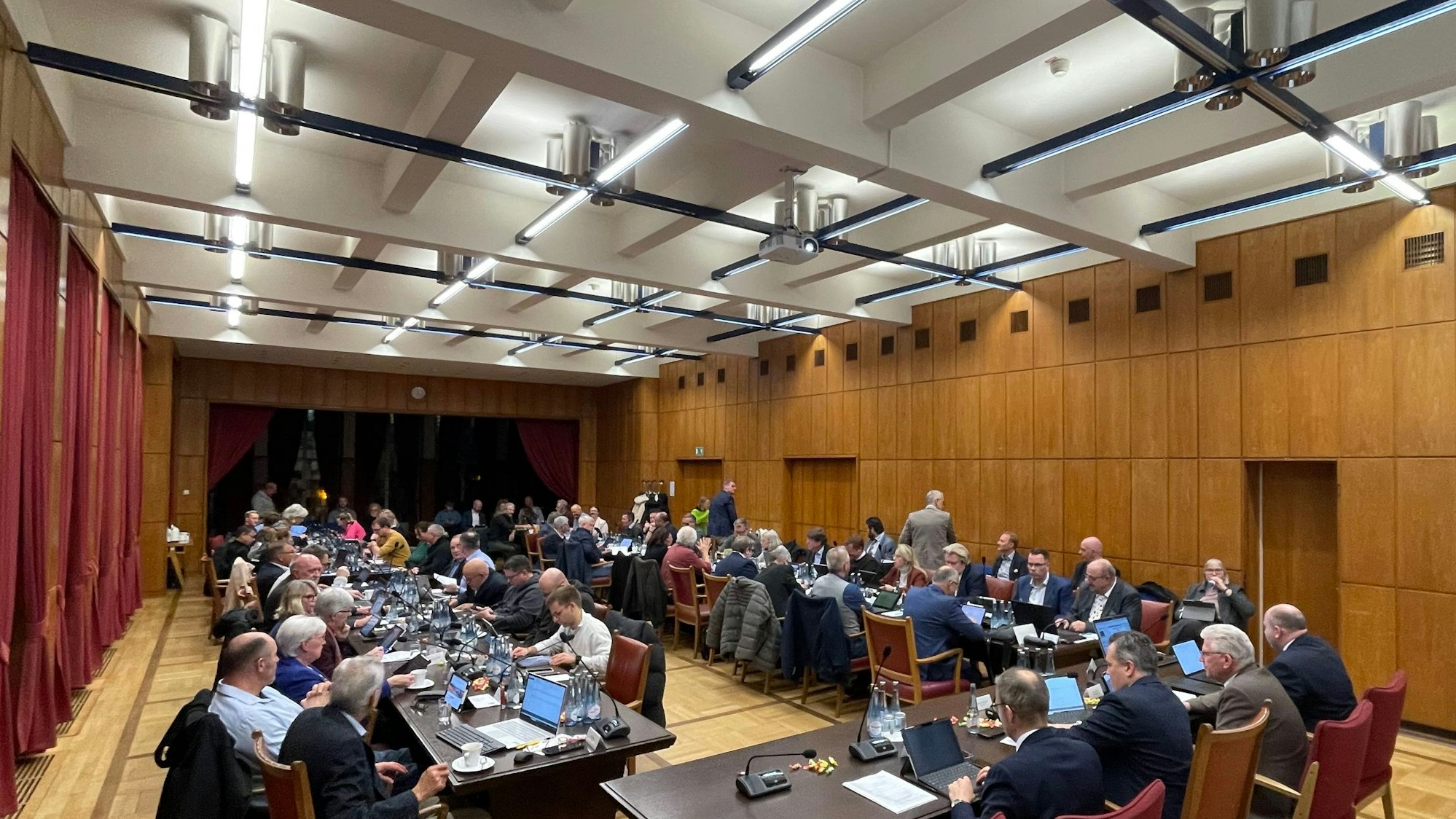 Ein Blick in den voll besetzten Ratssaal in Euskirchen.