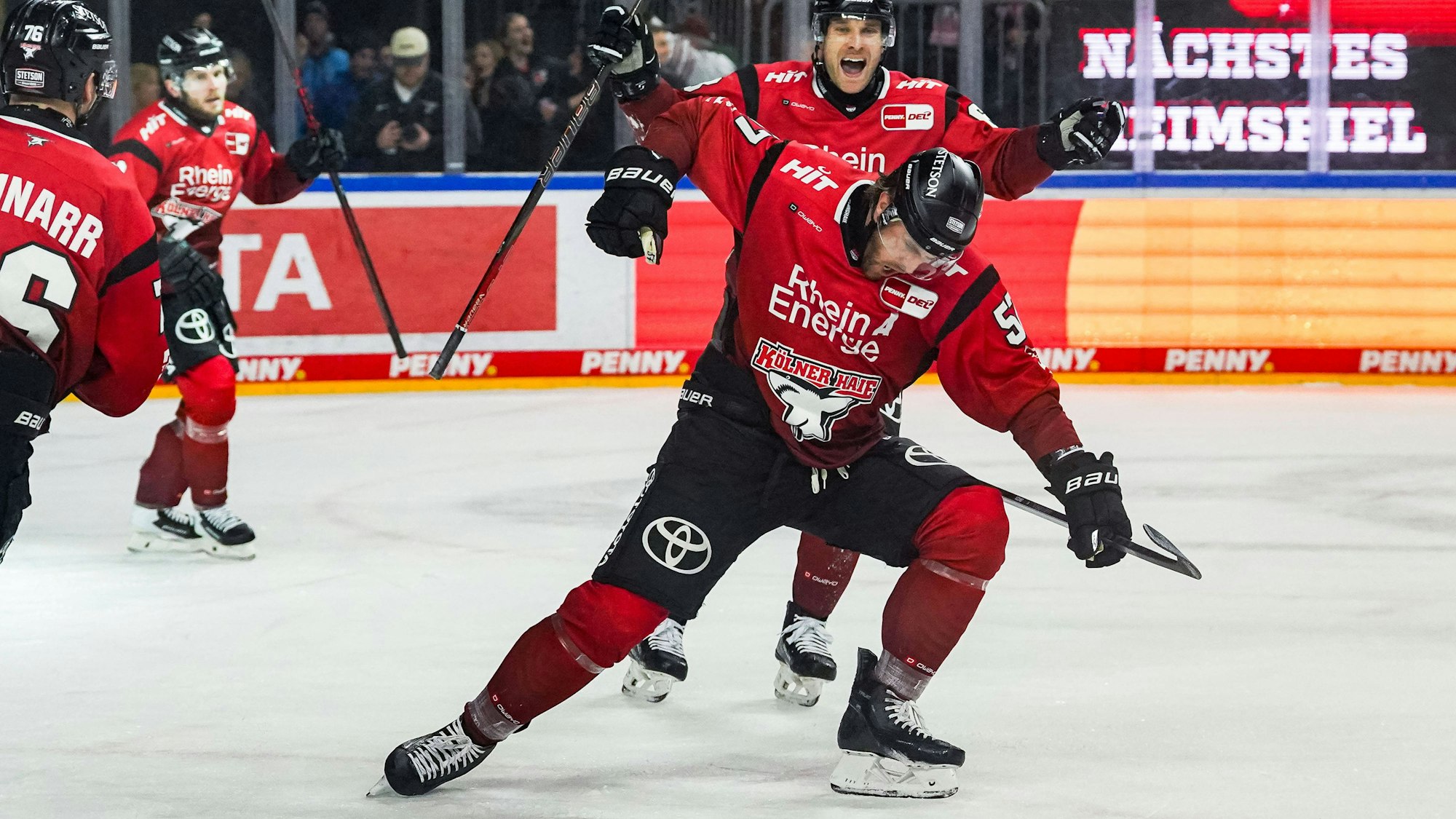 Hai Brady Austin feiert sein Tor zum 3:0 gegen Wolfsburg.