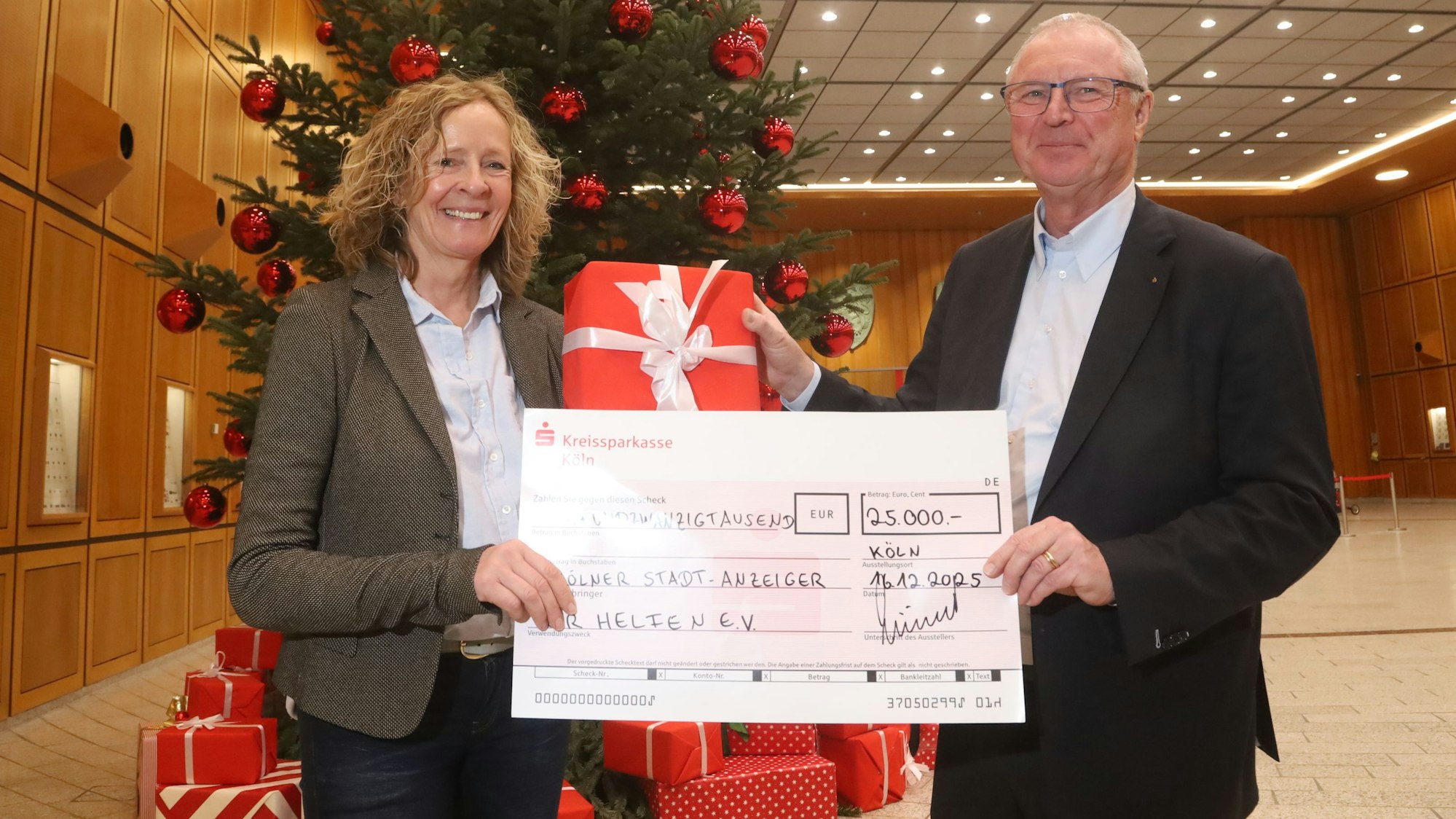 Bewegender Moment: Kreissparkassen-Vorstandsvorsitzender Alexander Wüerst übergibt das letzte Mal vor seinem Eintritt in den Ruhestand einen symbolischen Scheck in Höhe von 25.000 Euro an „wir helfen“-Vorstandsmitglied Isabella Neven DuMont.