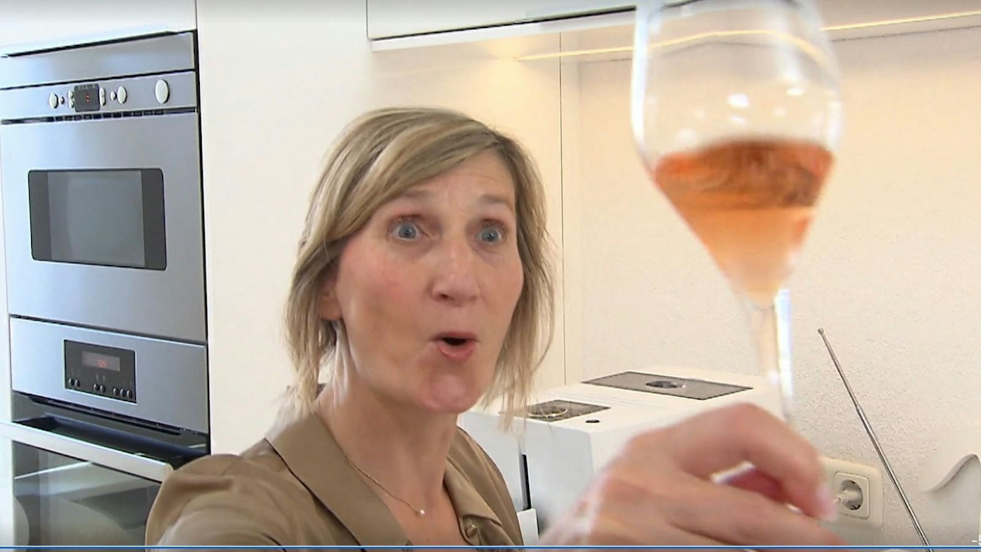 Chin-Chin mit Schampus: Final-Gastgeberin Bianca (58) ist großer Champagner-Fan (Bild: RTL)