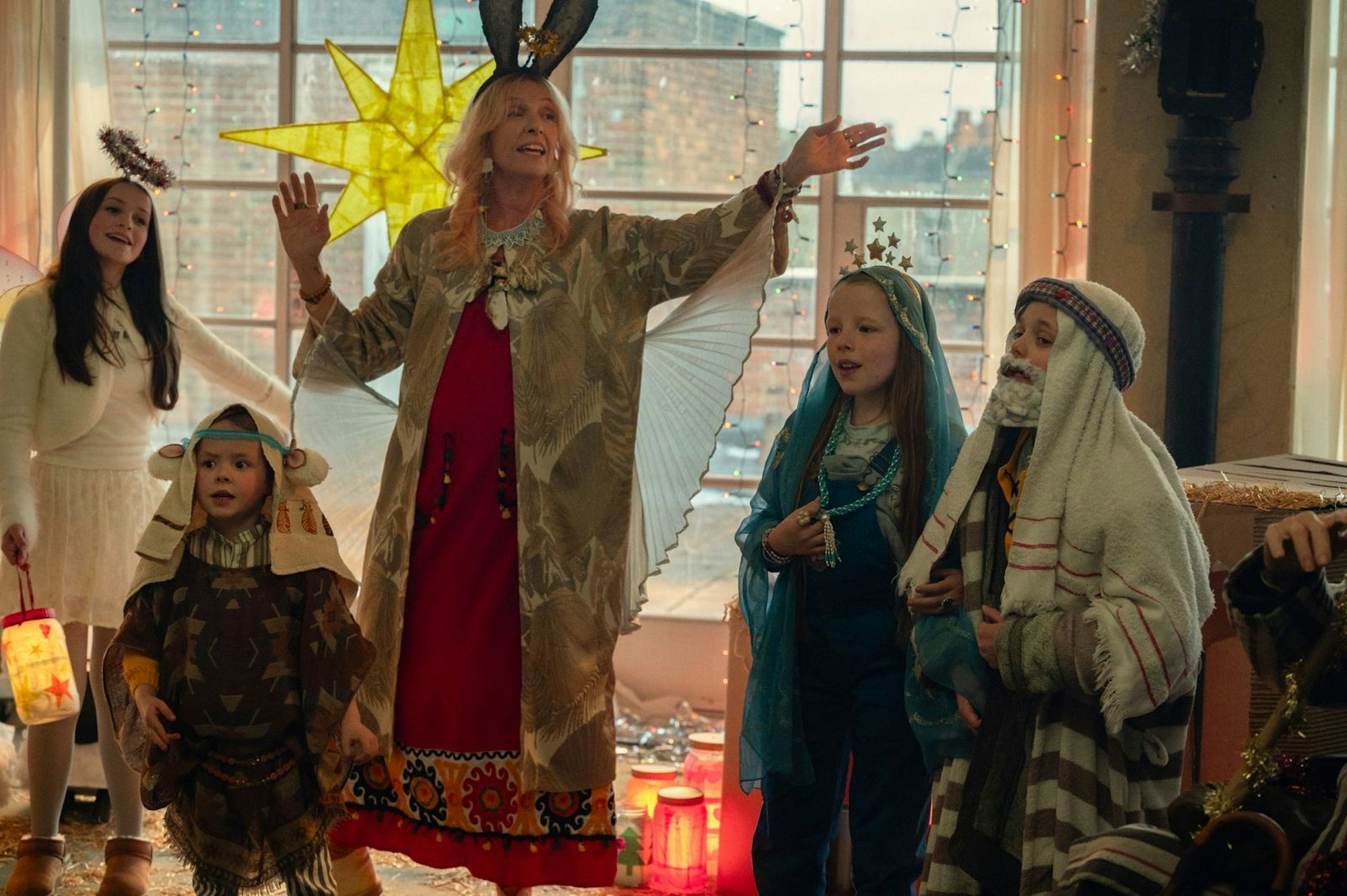 Besondere Zeiten und Situationen erfordern besondere Maßnahmen: Helen (Toni Collette) und die Kinder führen ein etwas anderes Krippenspiel im Krankenhaus auf. (Bild: Kimberley French/Netflix )