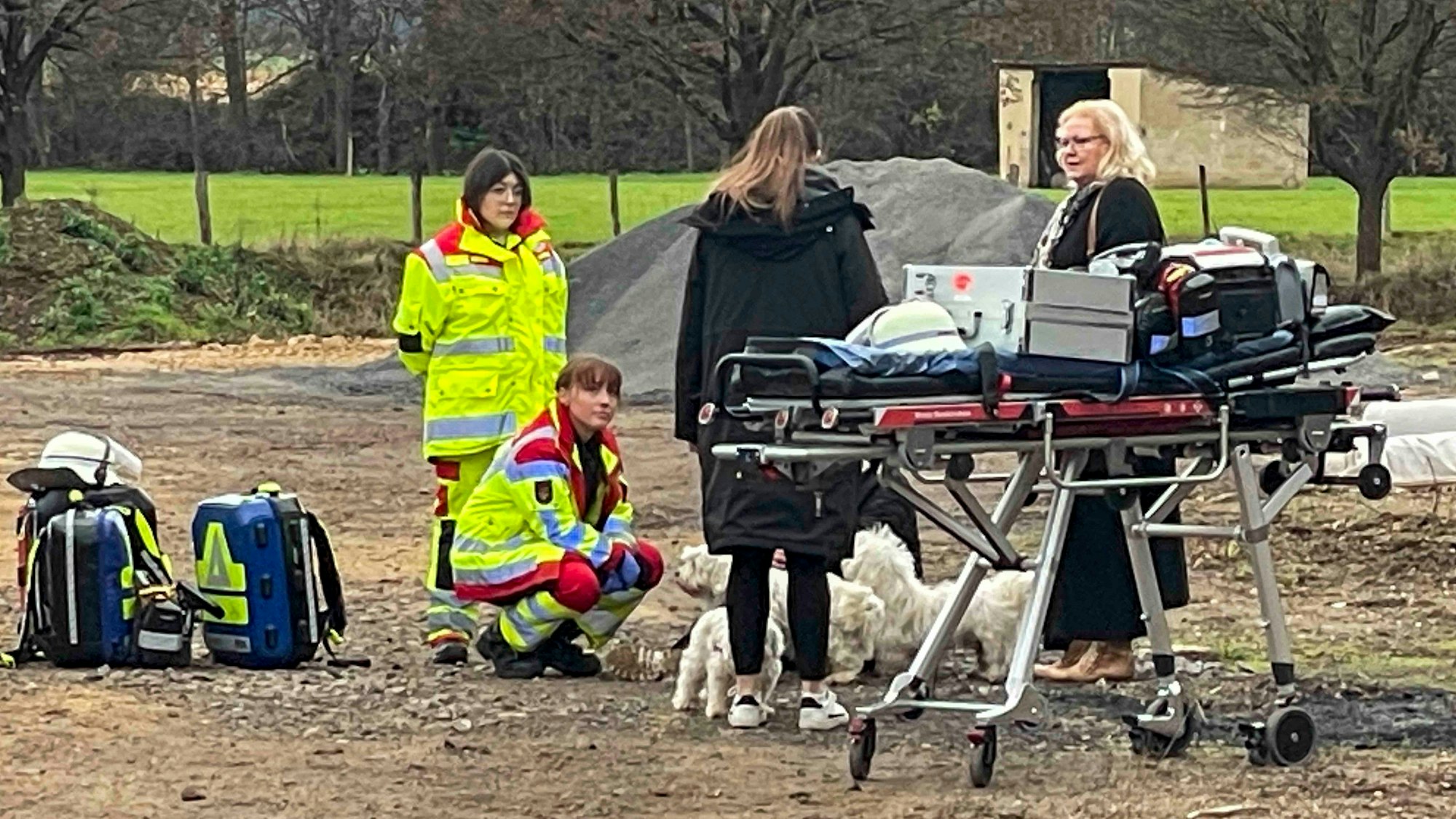 Das Bild zeigt die CDU-Politikerin, die neben einer Frau steht.