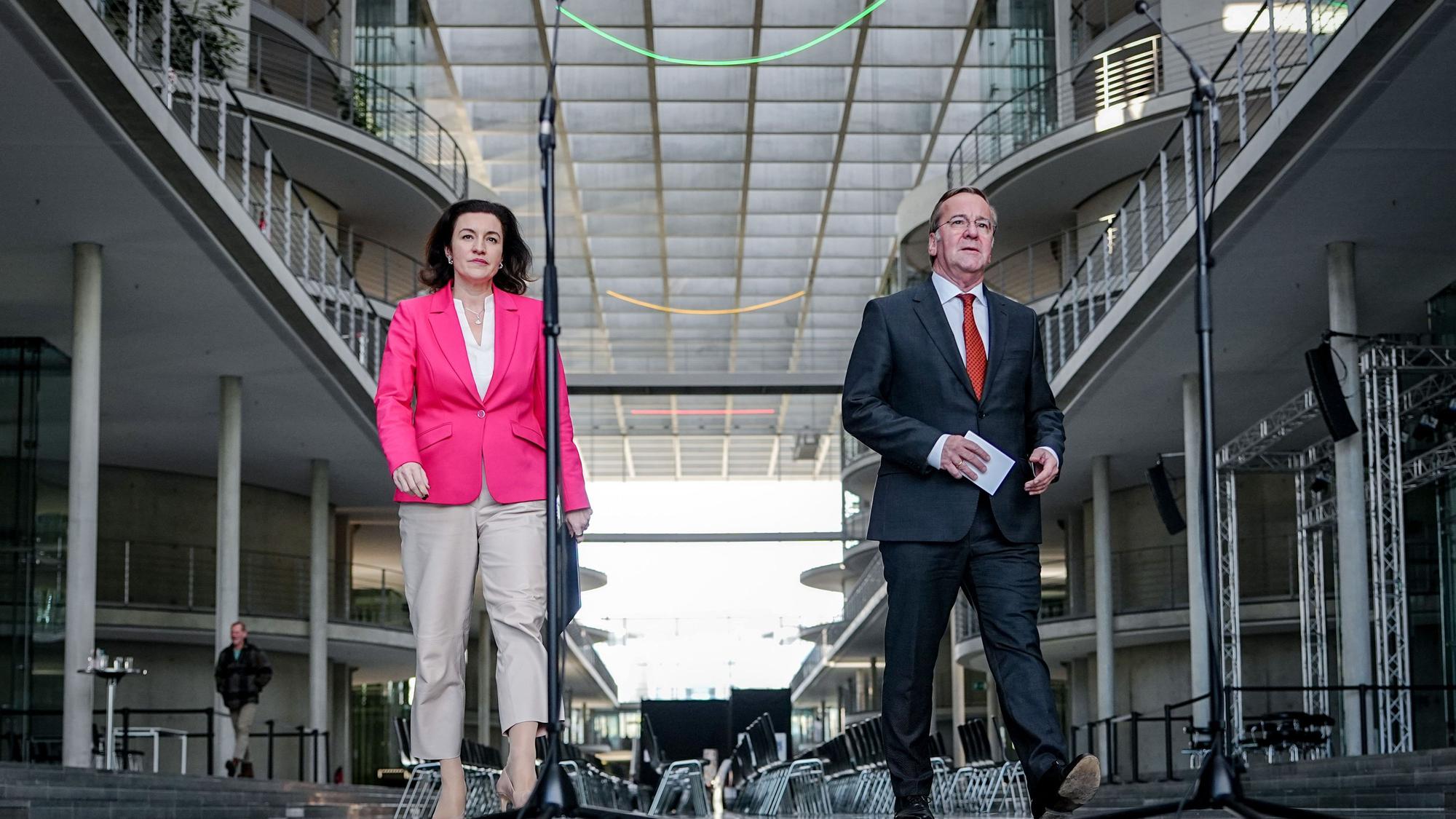Dorothee Bär (CSU, l.), Bundesministerin für Forschung, Technologie und Raumfahrt, und Boris Pistorius (SPD), Bundesminister der Verteidigung, haben die Weltraumsicherheitsstrategie der Bundesregierung vorgestellt.