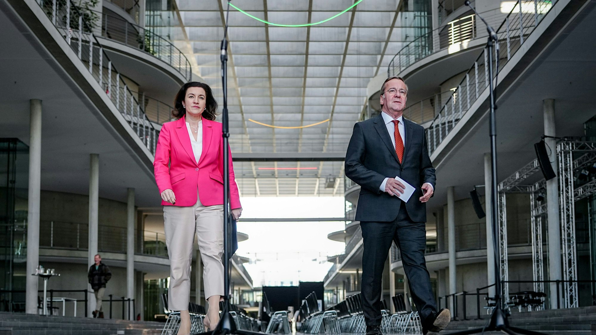 Dorothee Bär (CSU, l.), Bundesministerin für Forschung, Technologie und Raumfahrt, und Boris Pistorius (SPD), Bundesminister der Verteidigung, haben die Weltraumsicherheitsstrategie der Bundesregierung vorgestellt.