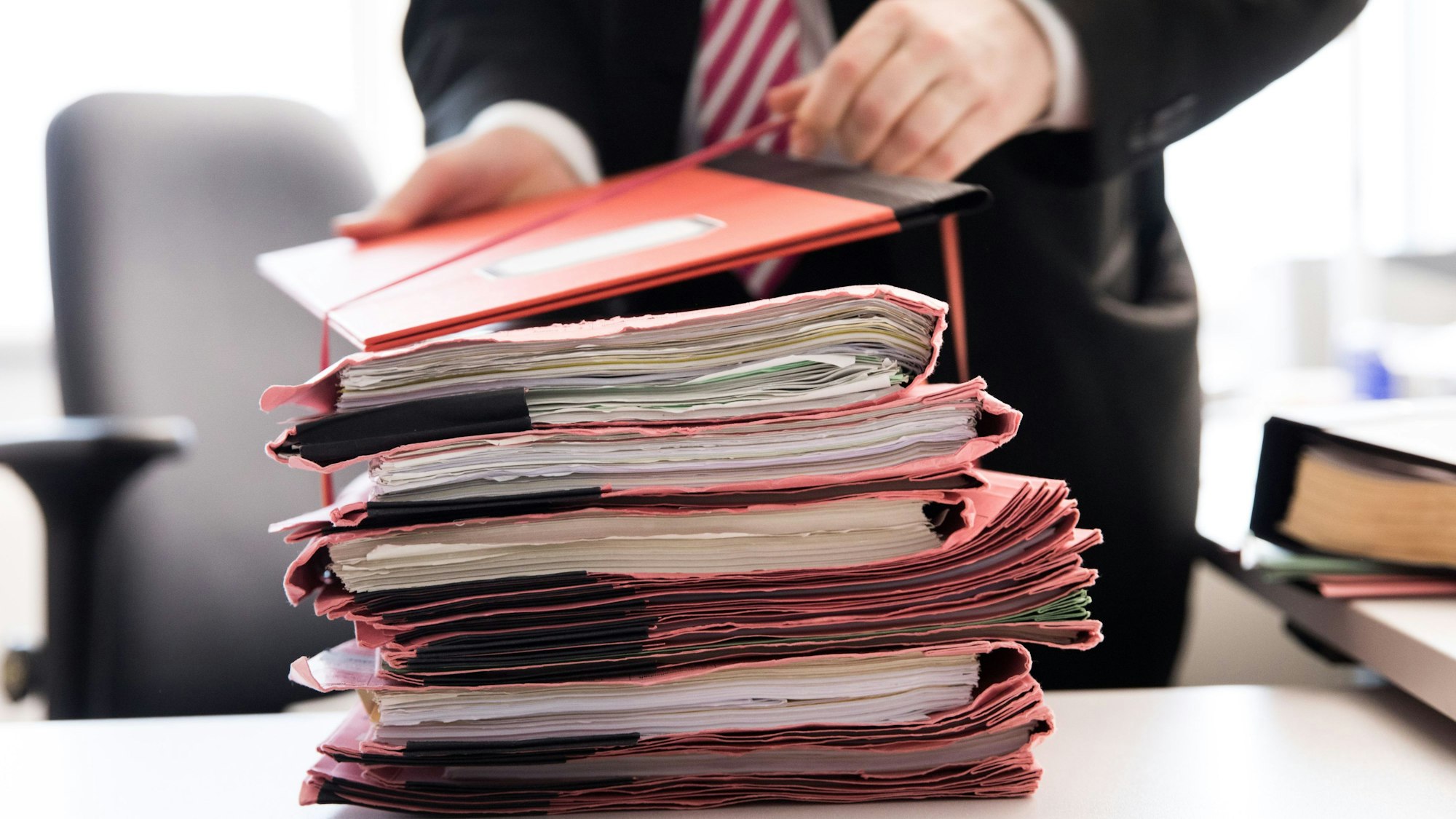 Nach insgesamt 23 Hauptverhandlungstagen verkündete die 10. Große Strafkammer des Bonner Landgerichts nun das dritte Urteil gegen die beiden Angeklagten.