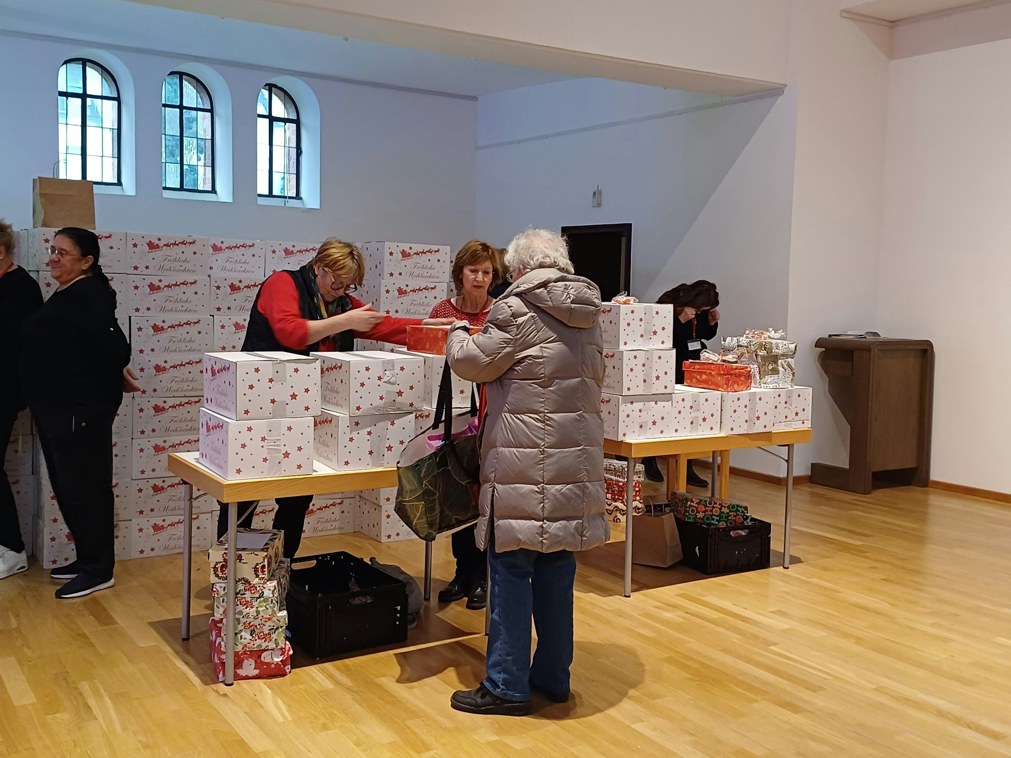 Die Tafel verteilte am Freitag Weihnachtspakete an bedürftige Menschen.