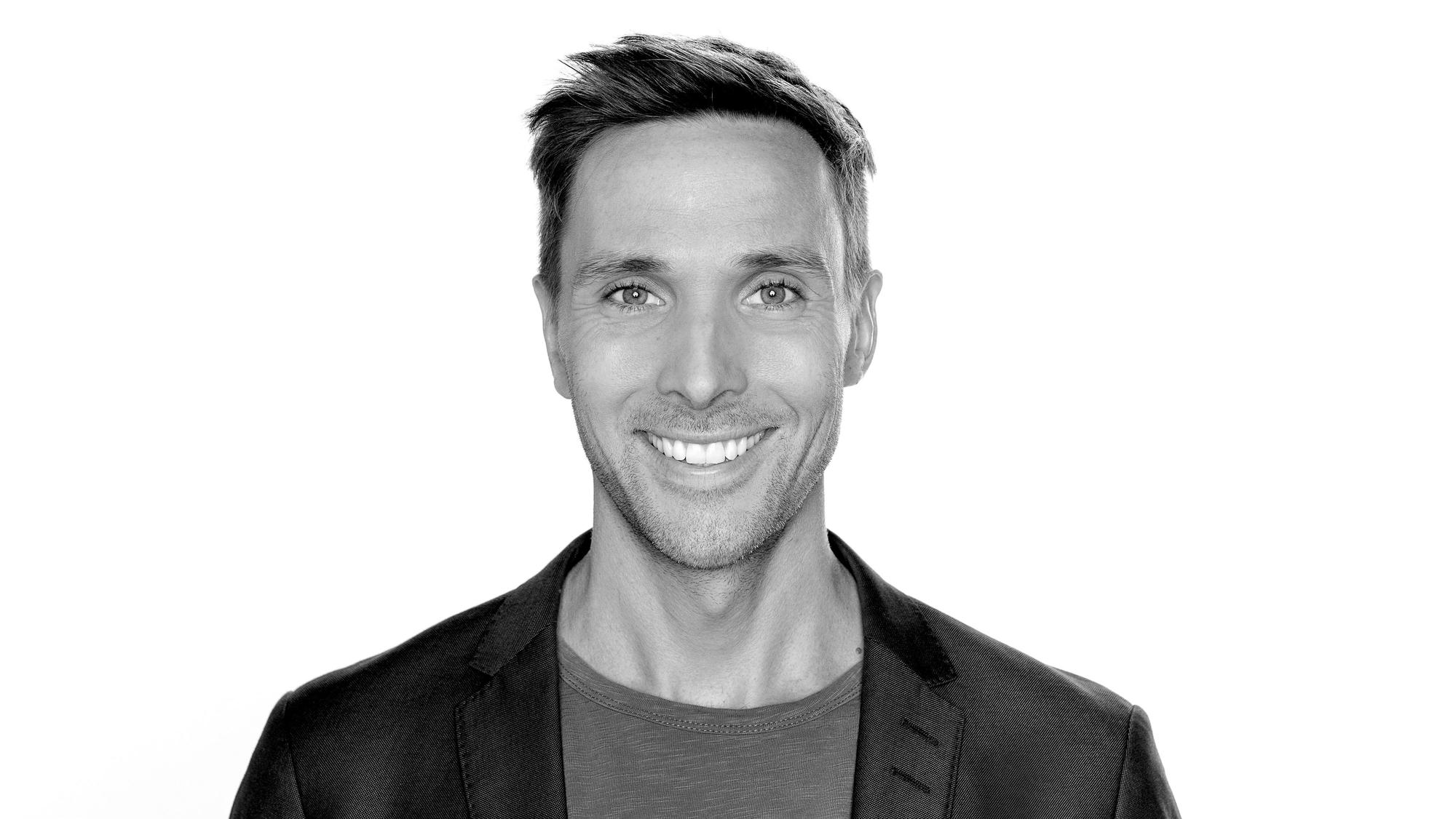 Marcus Werner lacht in die Kamera.