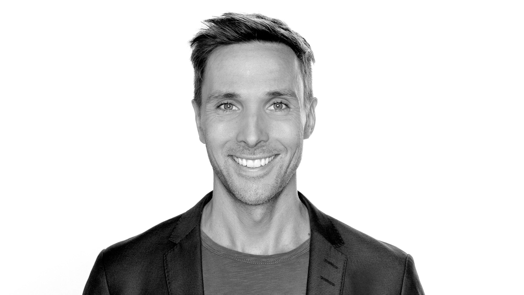 Marcus Werner lacht in die Kamera.