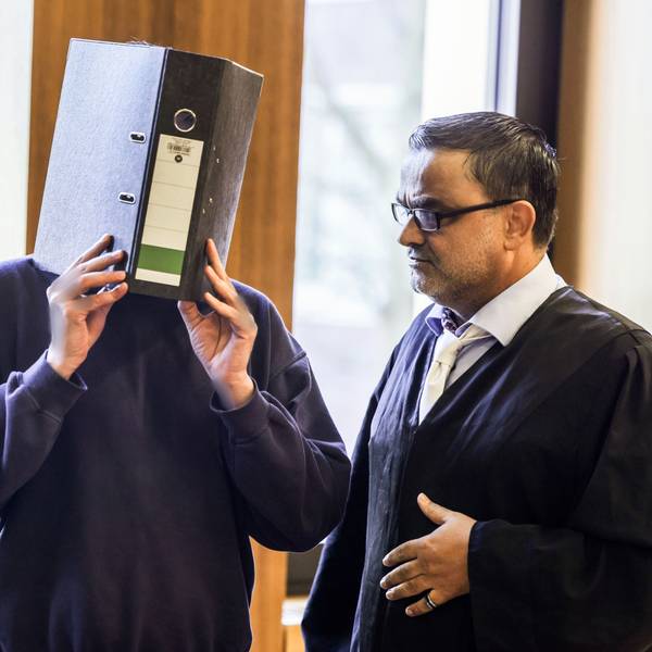 Der Angeklagte Krankenpfleger (M) steht mit einem Aktenordner vor dem Gesicht neben seinem Anwalt Volker Breyer (r) im Gerichtssaal. Das Aachener Landgericht hat Ulrich S. vor einem Monat wegen des Mordes an zehn Patienten zu einer lebenslangen Freiheitsstrafe verurteilt.
