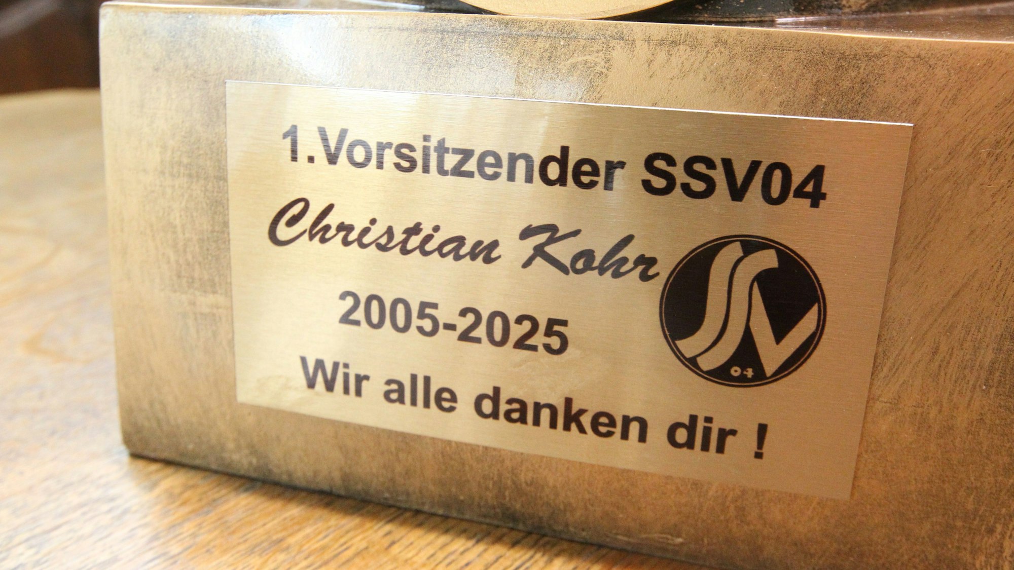 Als Abschiedsgeschenk gab es eine gut einen Meter hohe Plastik-Replik der WM-Trophäe.