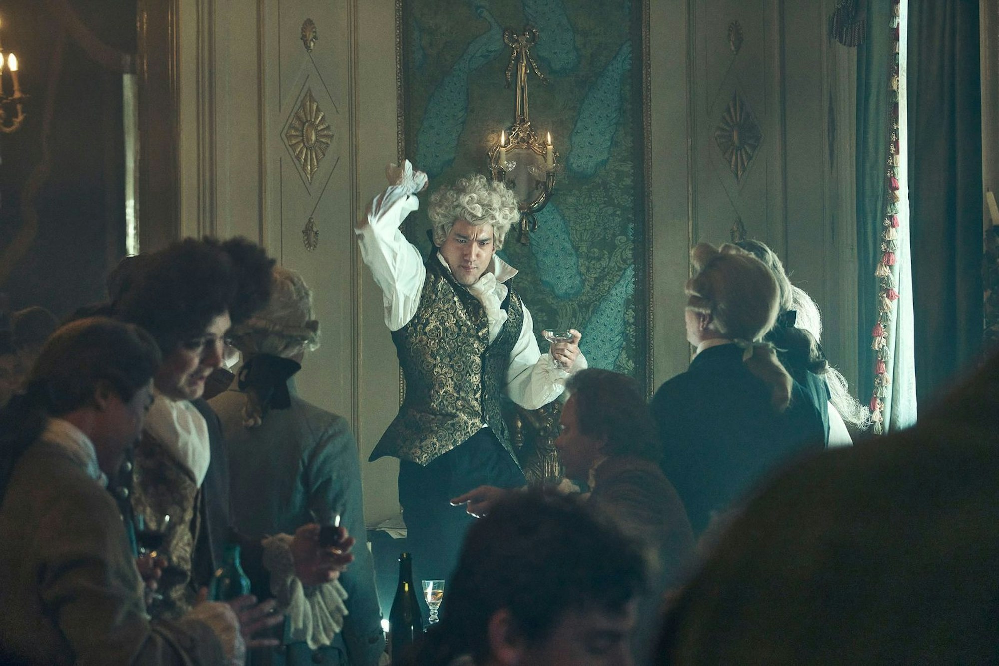 Will Sharpe (“White Lotus“) lässt es als Mozart krachen. Seine Exzentrik, aber auch seine Sensibilität und enorme Kreativität, ist Salieri ein Dorn im Auge. (Bild: © Sky UK Ltd)