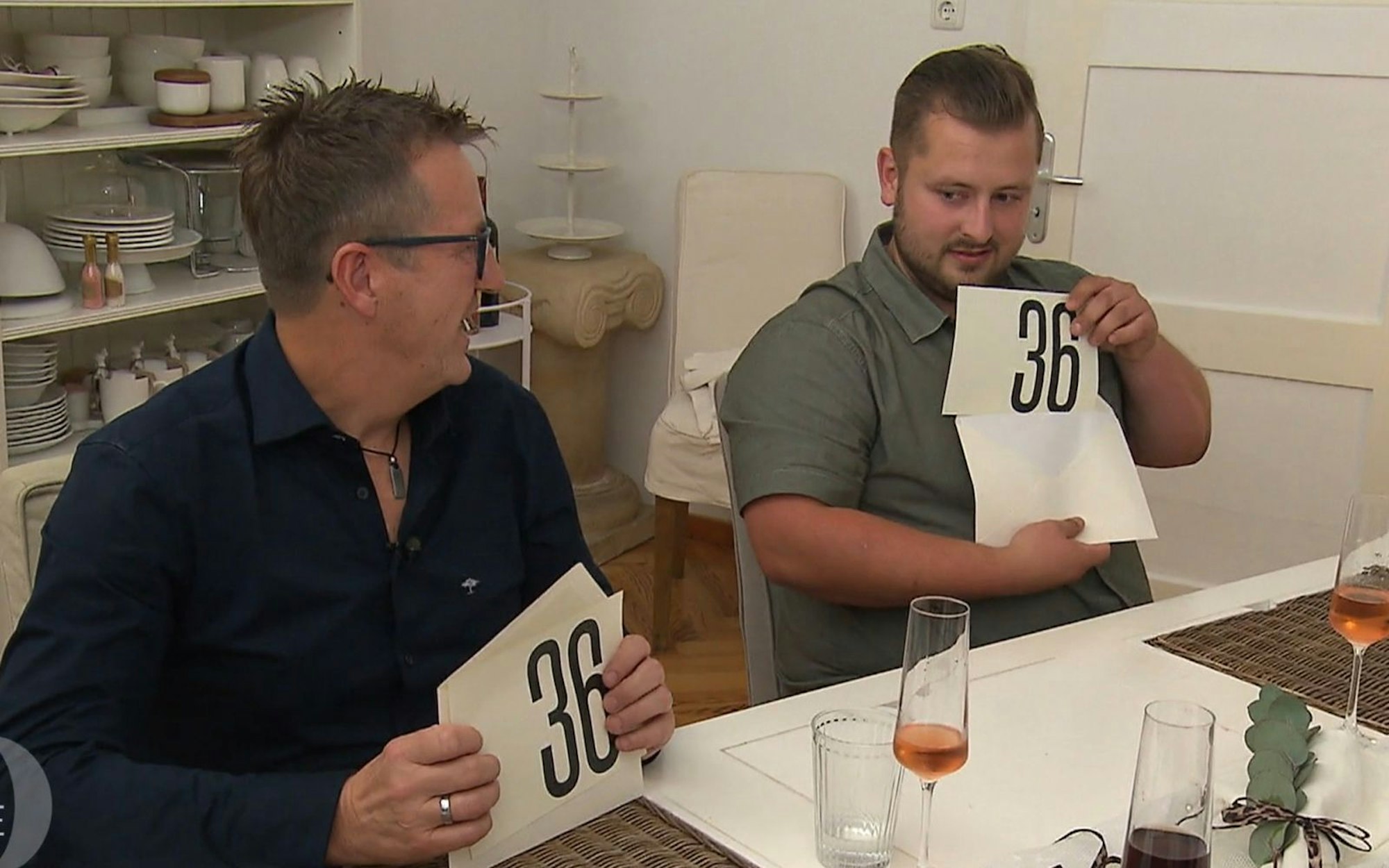 Doppelsieg in Würzburg: Jürgen (l.) und Florian freuen sich über je 1.500 Euro (Bild: RTL)