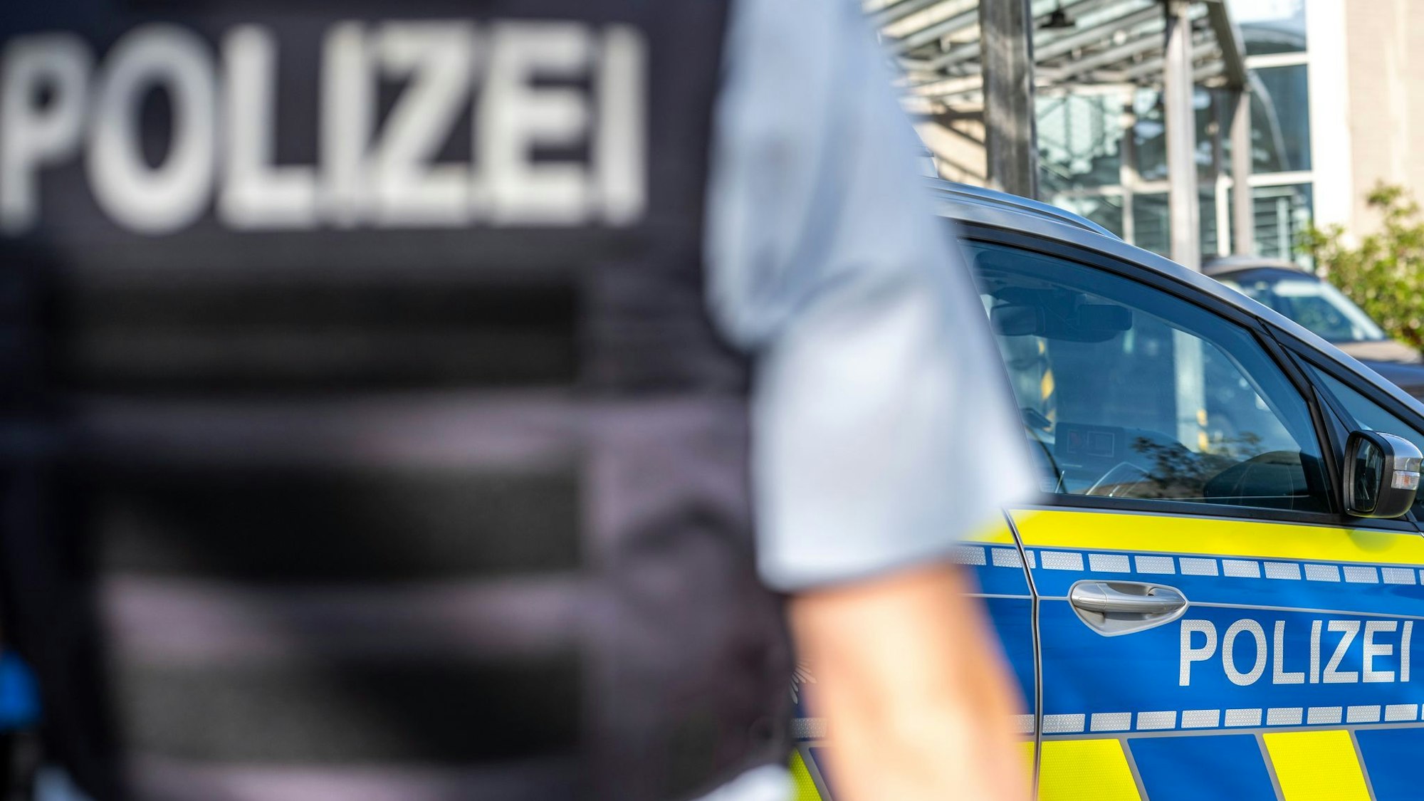 Ein zehnjähriger Junge wurde bei einem Zusammenstoß mit einem Transporter schwer verletzt. (Symbolbild)