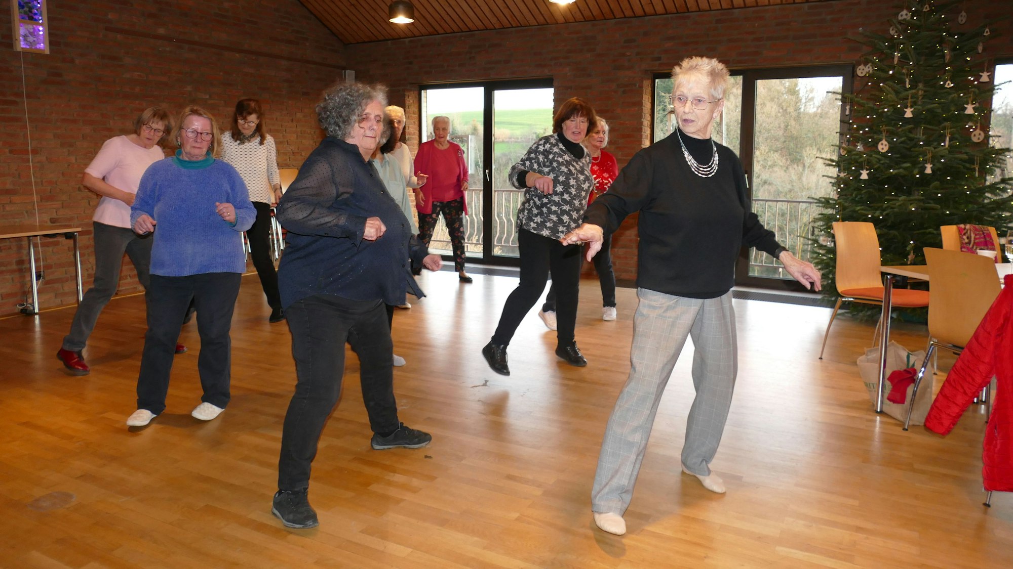Die Seniorinnen-Tanzgruppe der evangelischen Kirchengemeinde Wahlscheid trifft sich auch abseits der Tanztreffen.